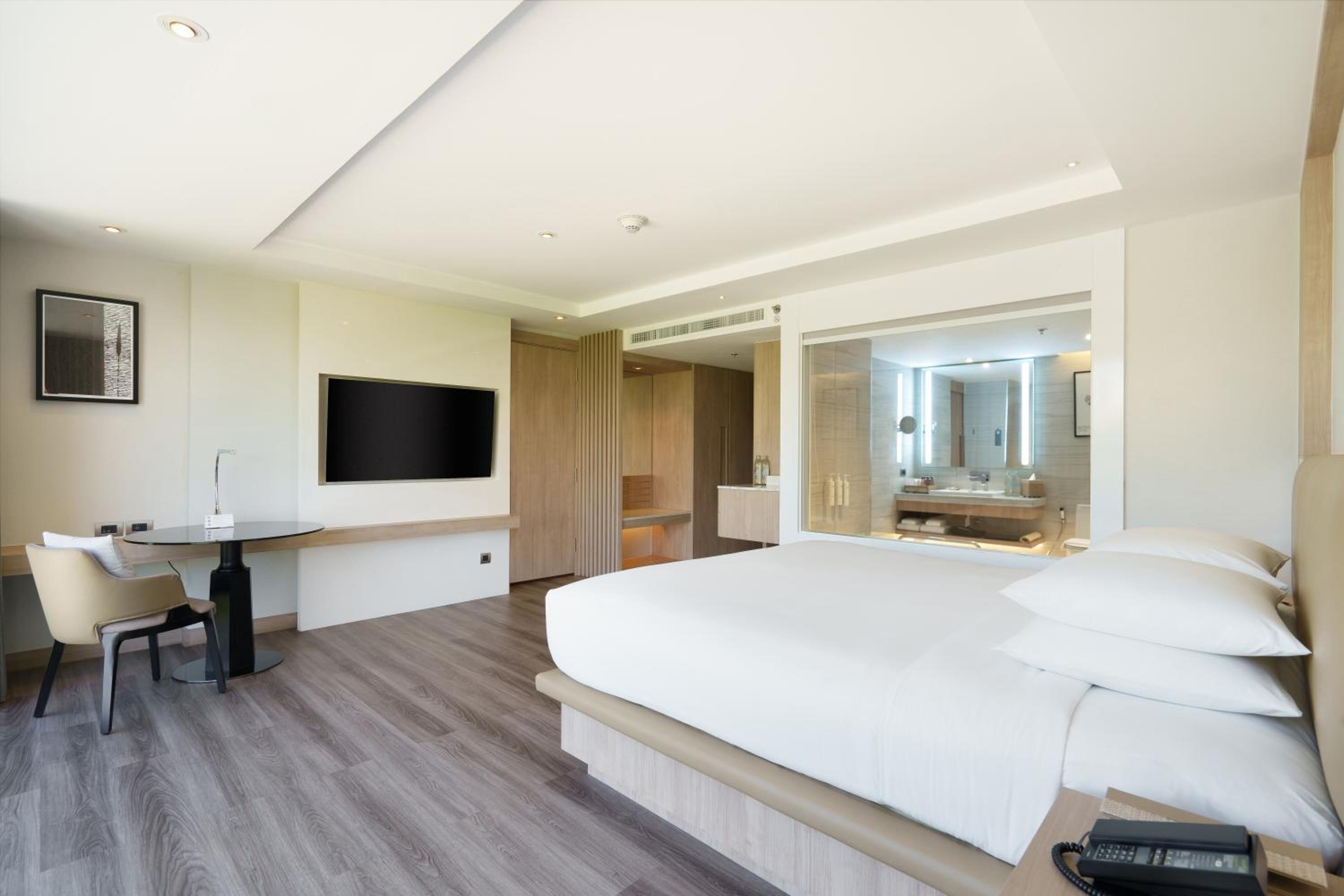 Deluxe King Room with City View