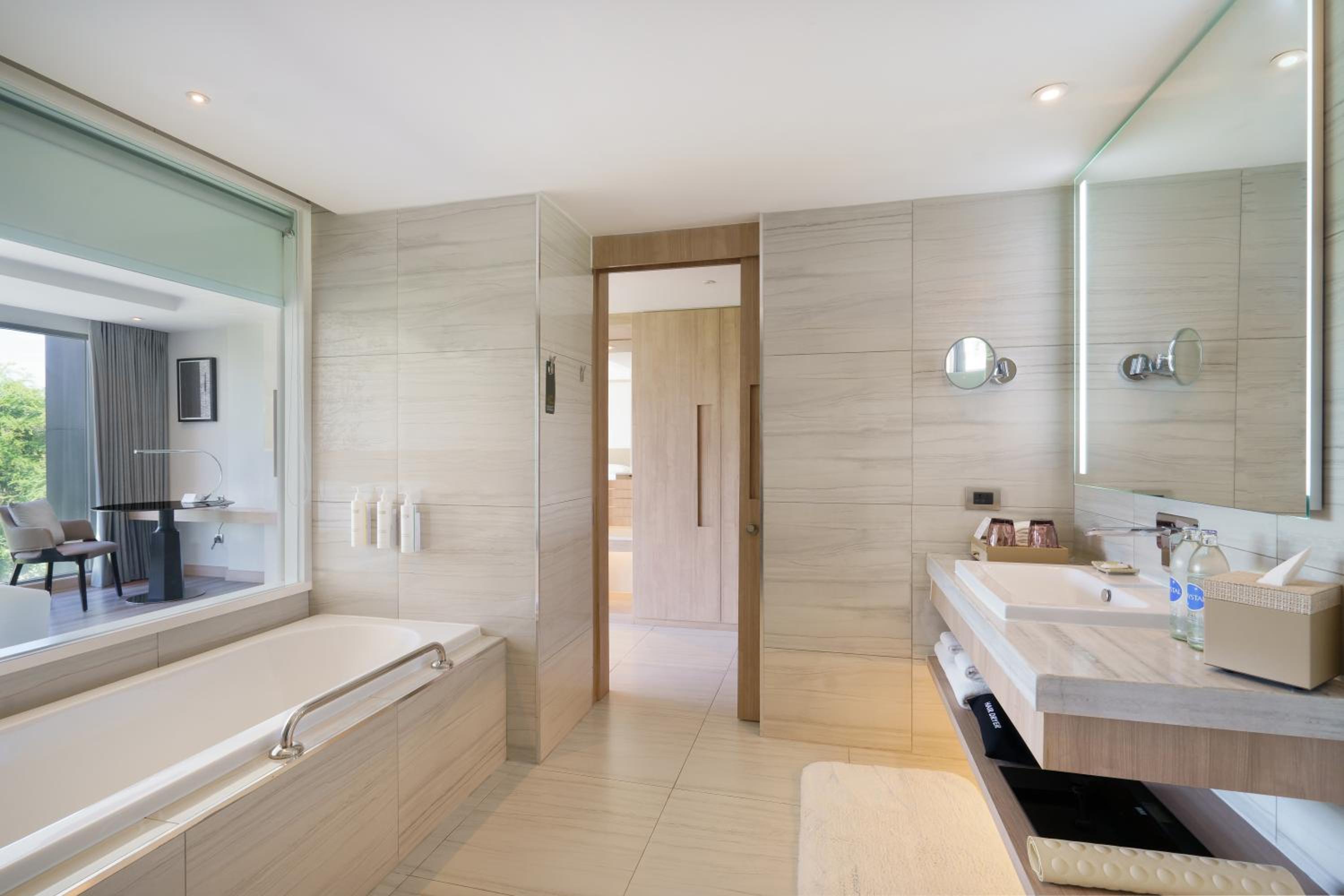 Deluxe King Room with City View