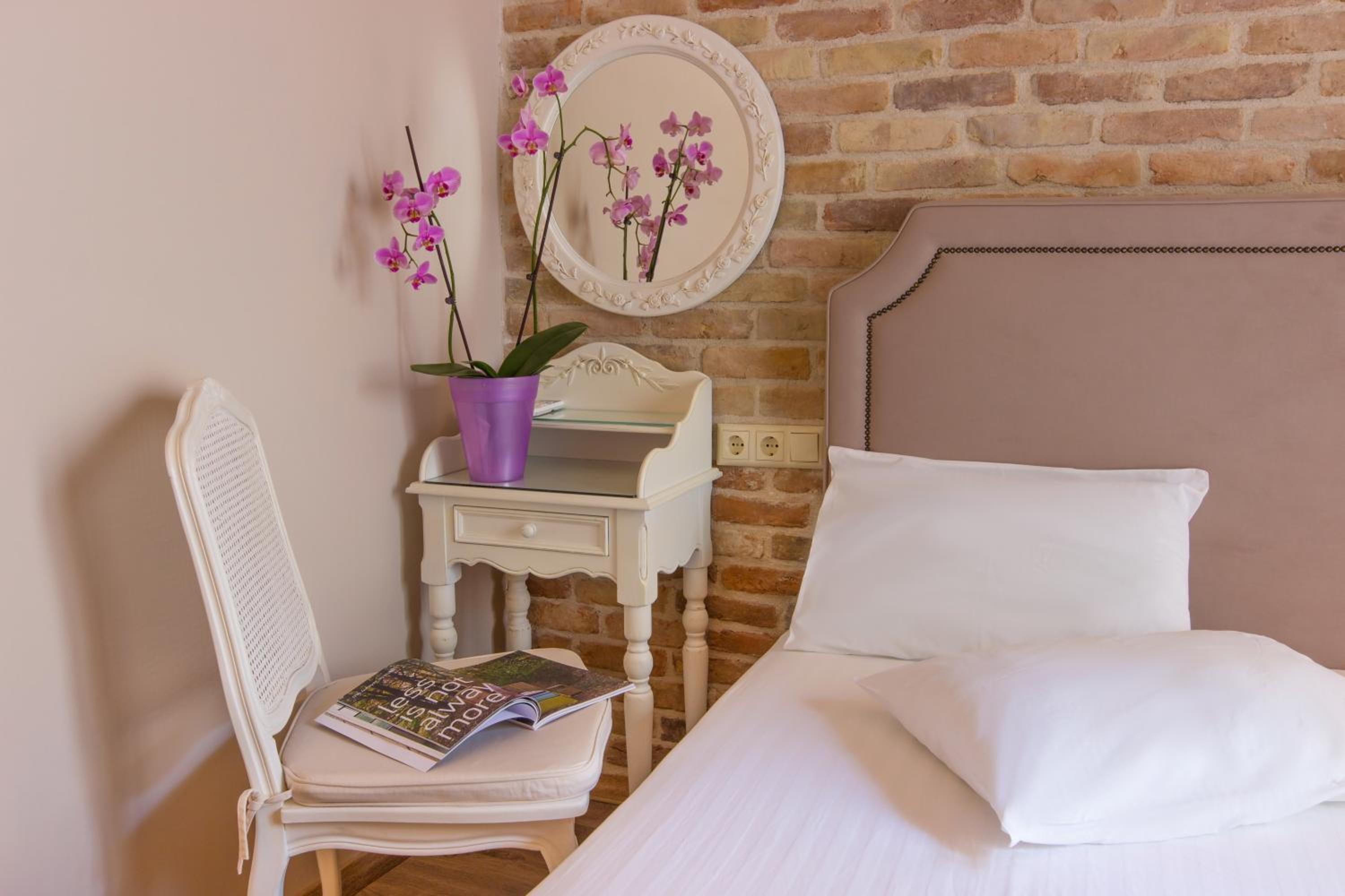 Deluxe Junior Suite - Photo 3