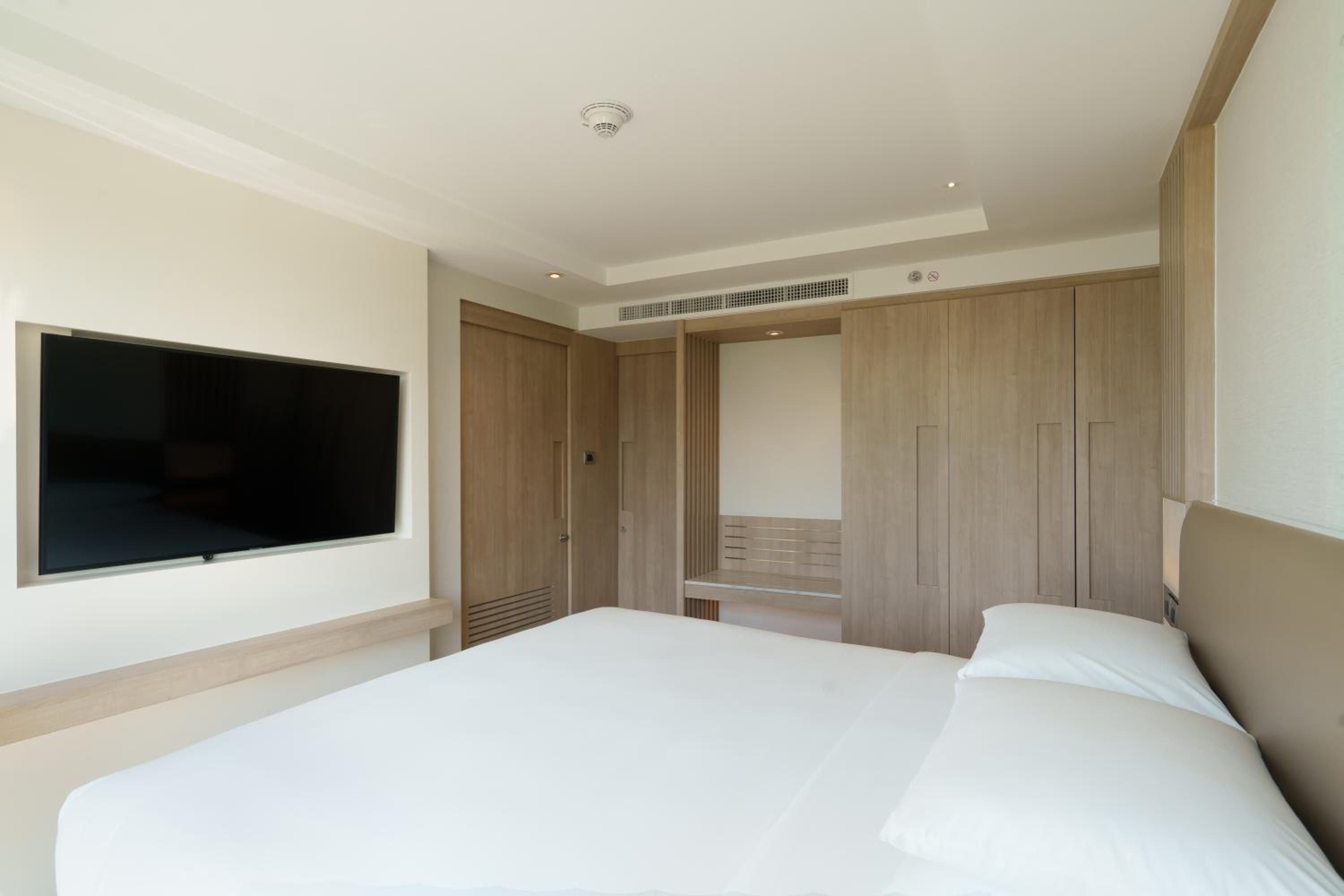 Executive King Suite with City View thumbnail 6