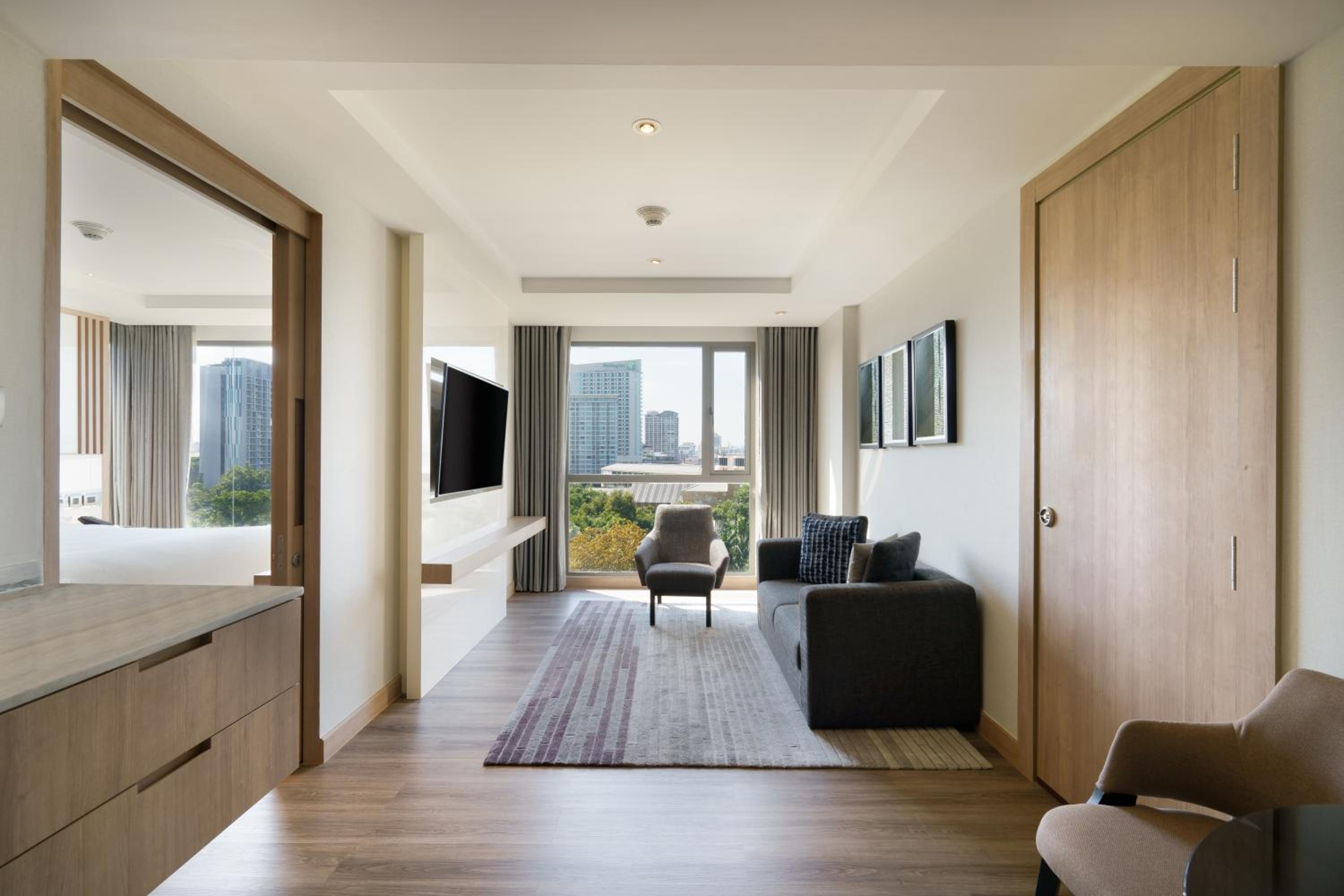 Executive King Suite with City View thumbnail 5