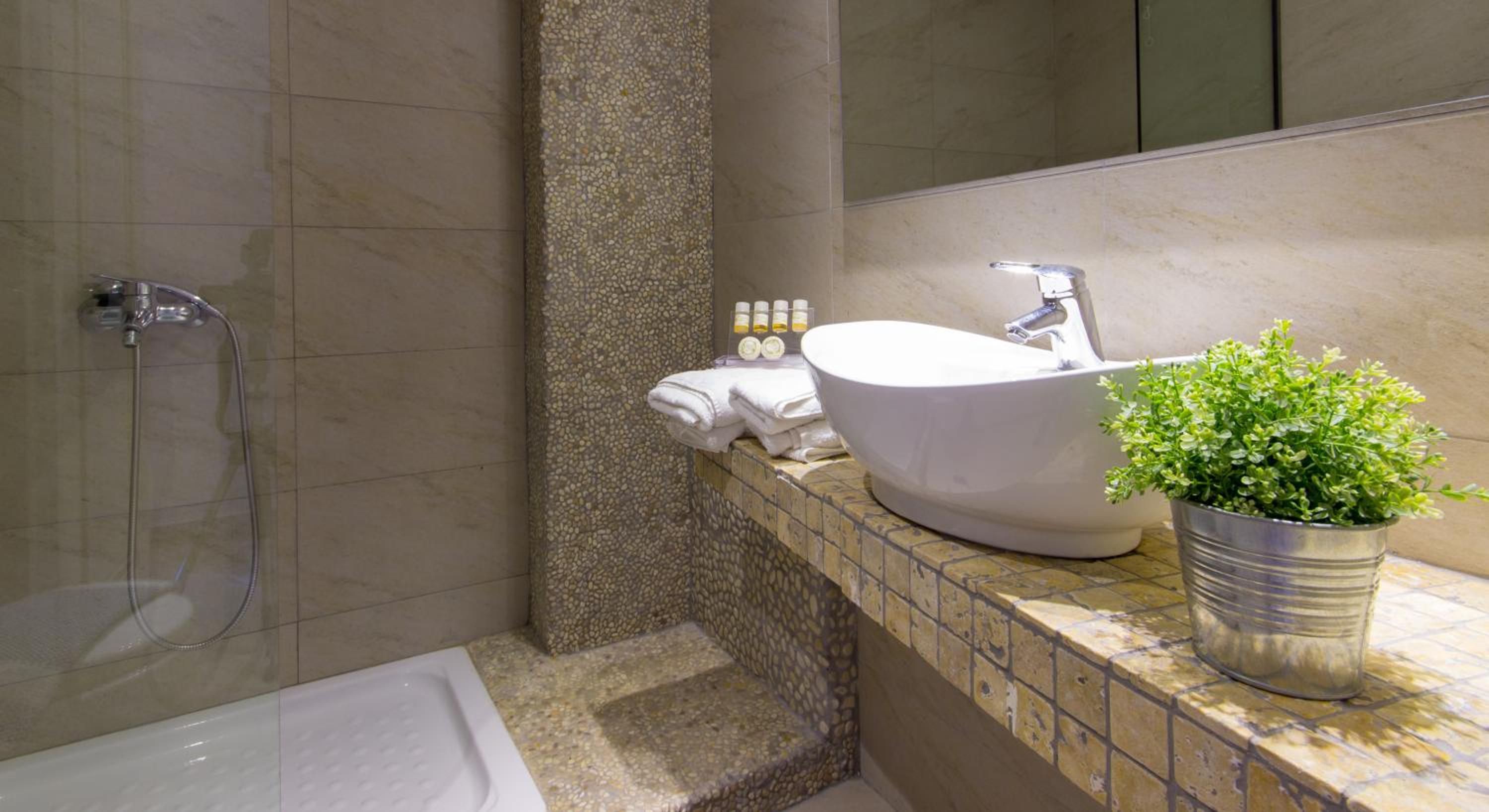 Deluxe Junior Suite - Photo 9
