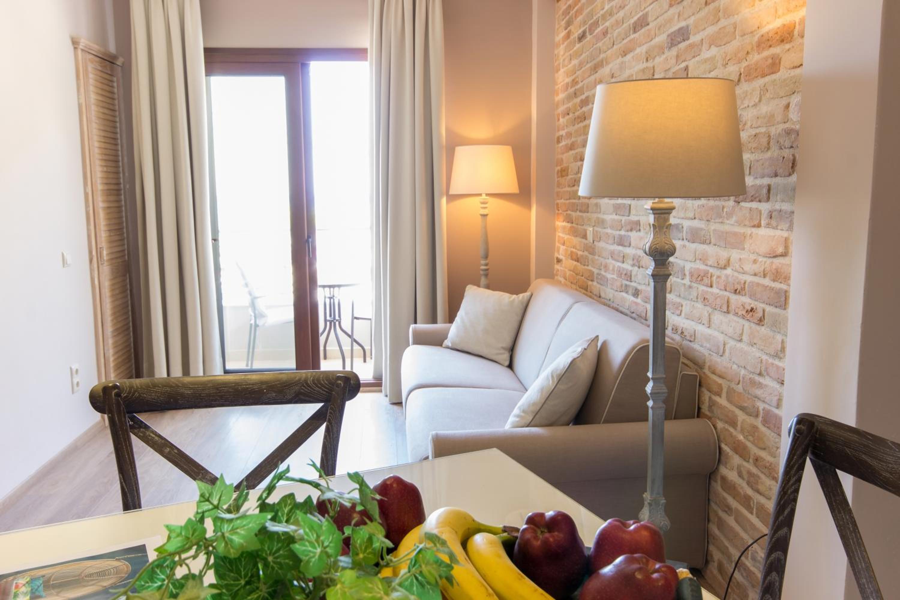 Deluxe Junior Suite - Photo 8
