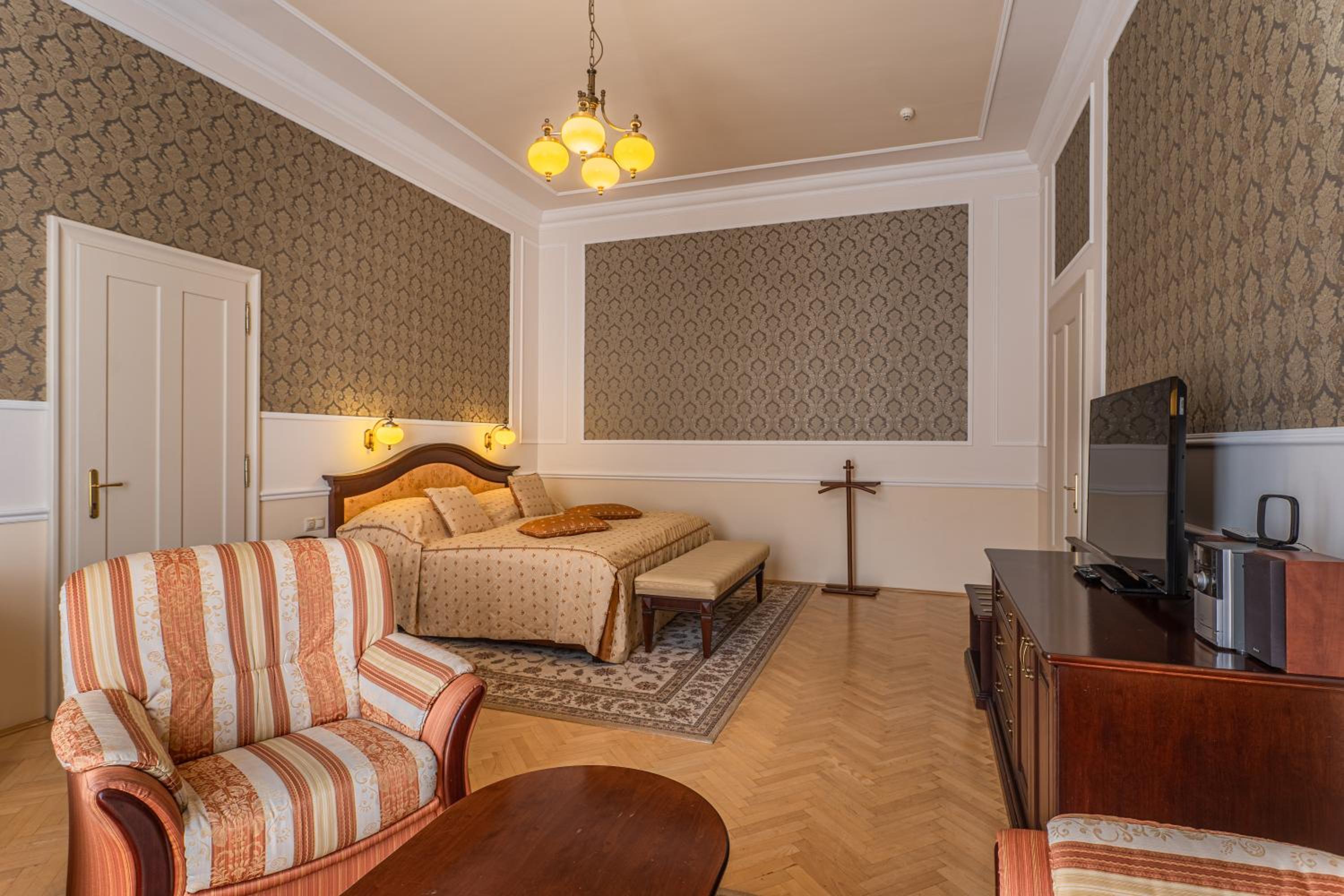 Suite - Photo 5
