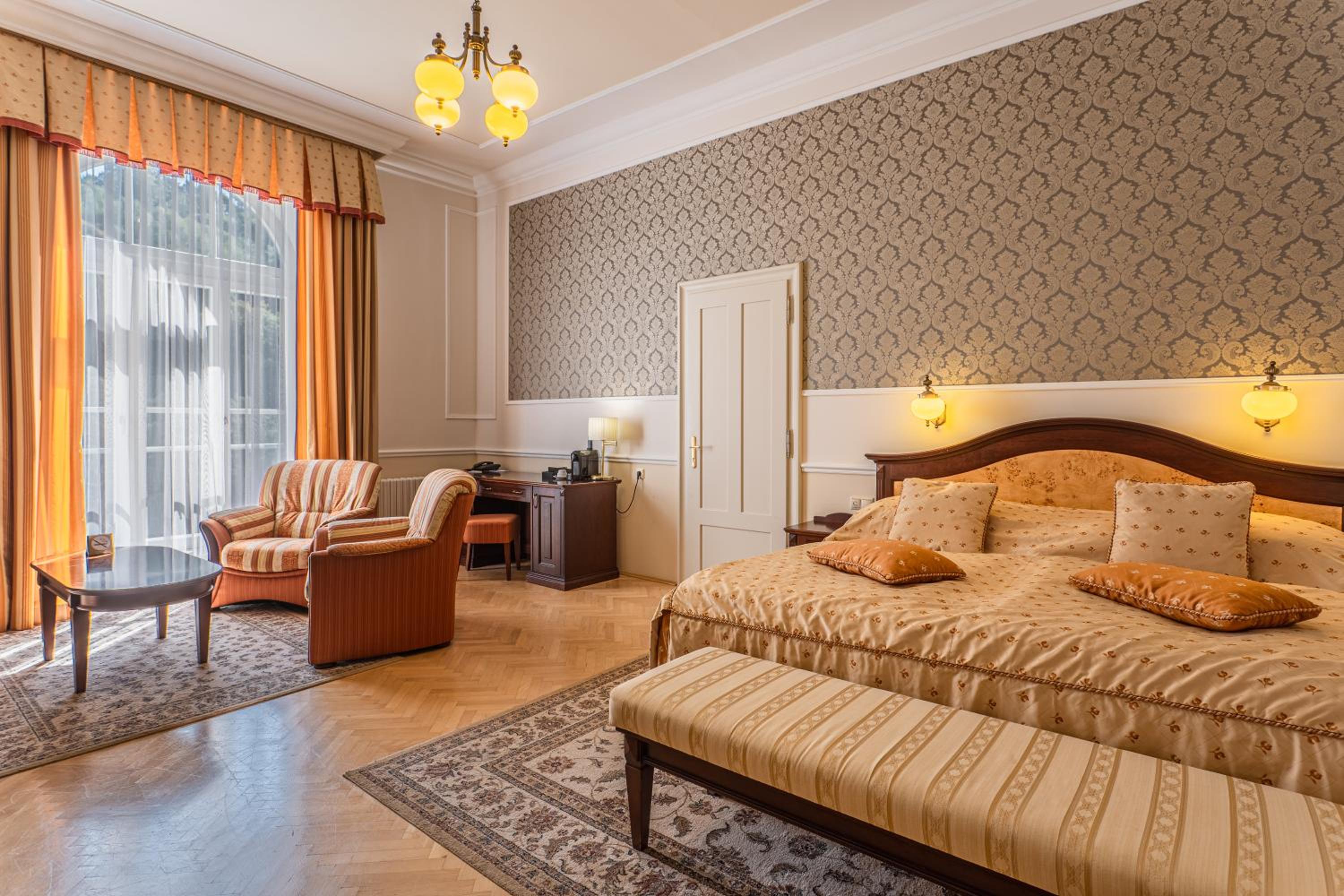 Suite - Photo 1
