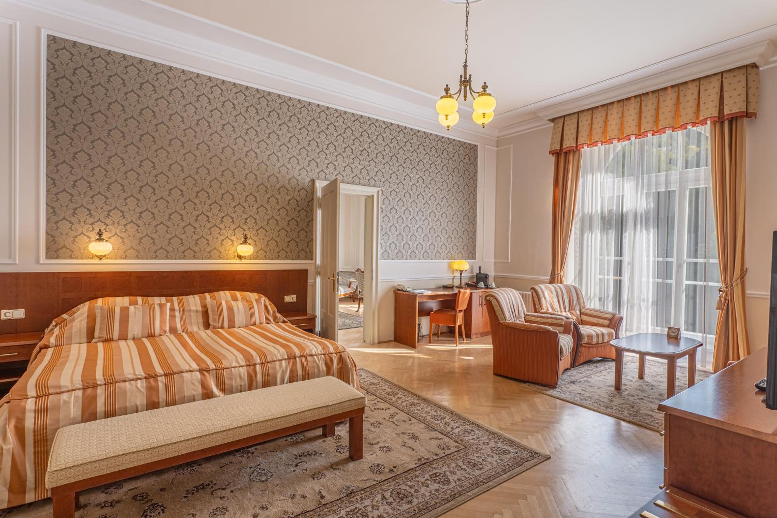 Suite - Photo 2