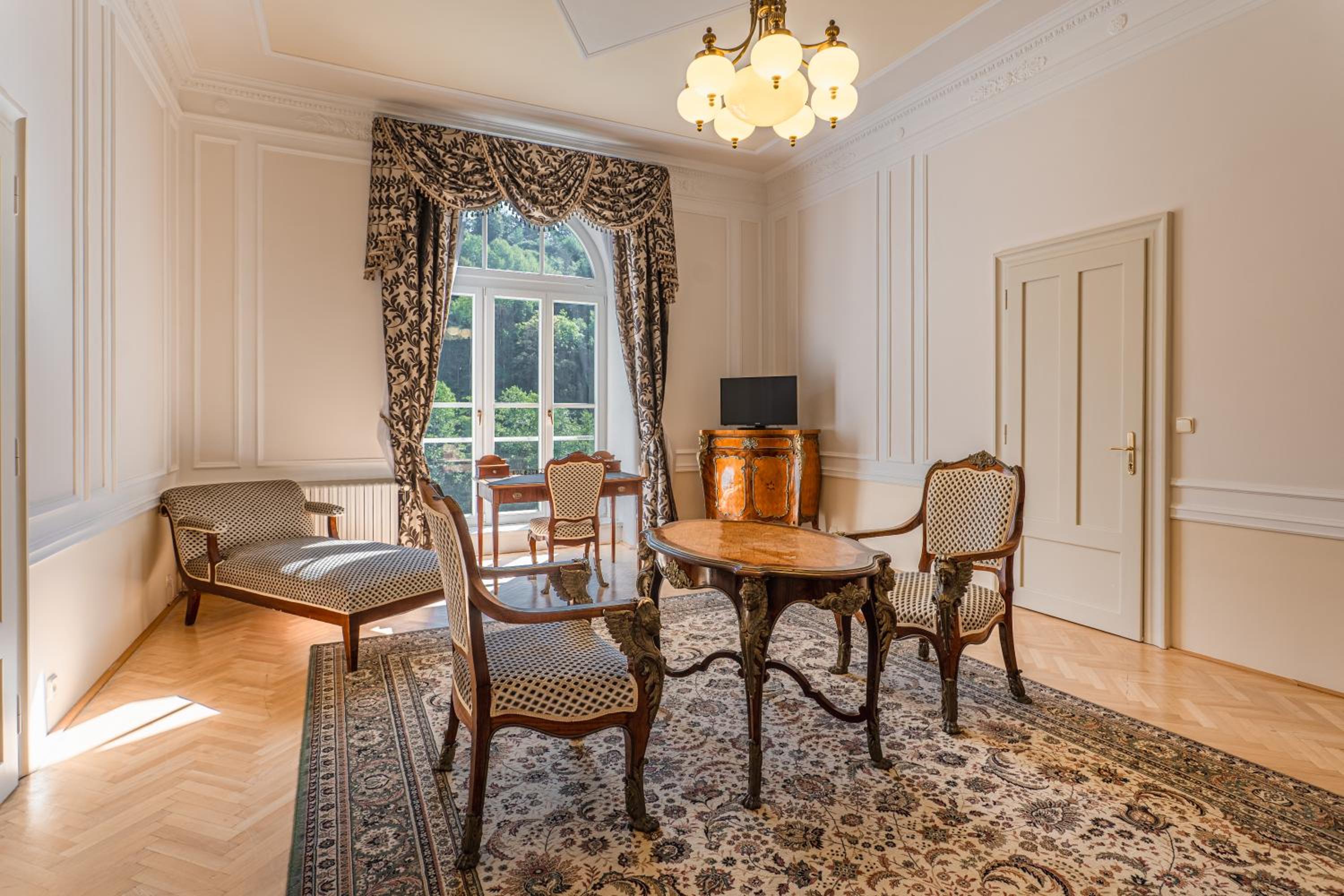 Suite - Photo 3