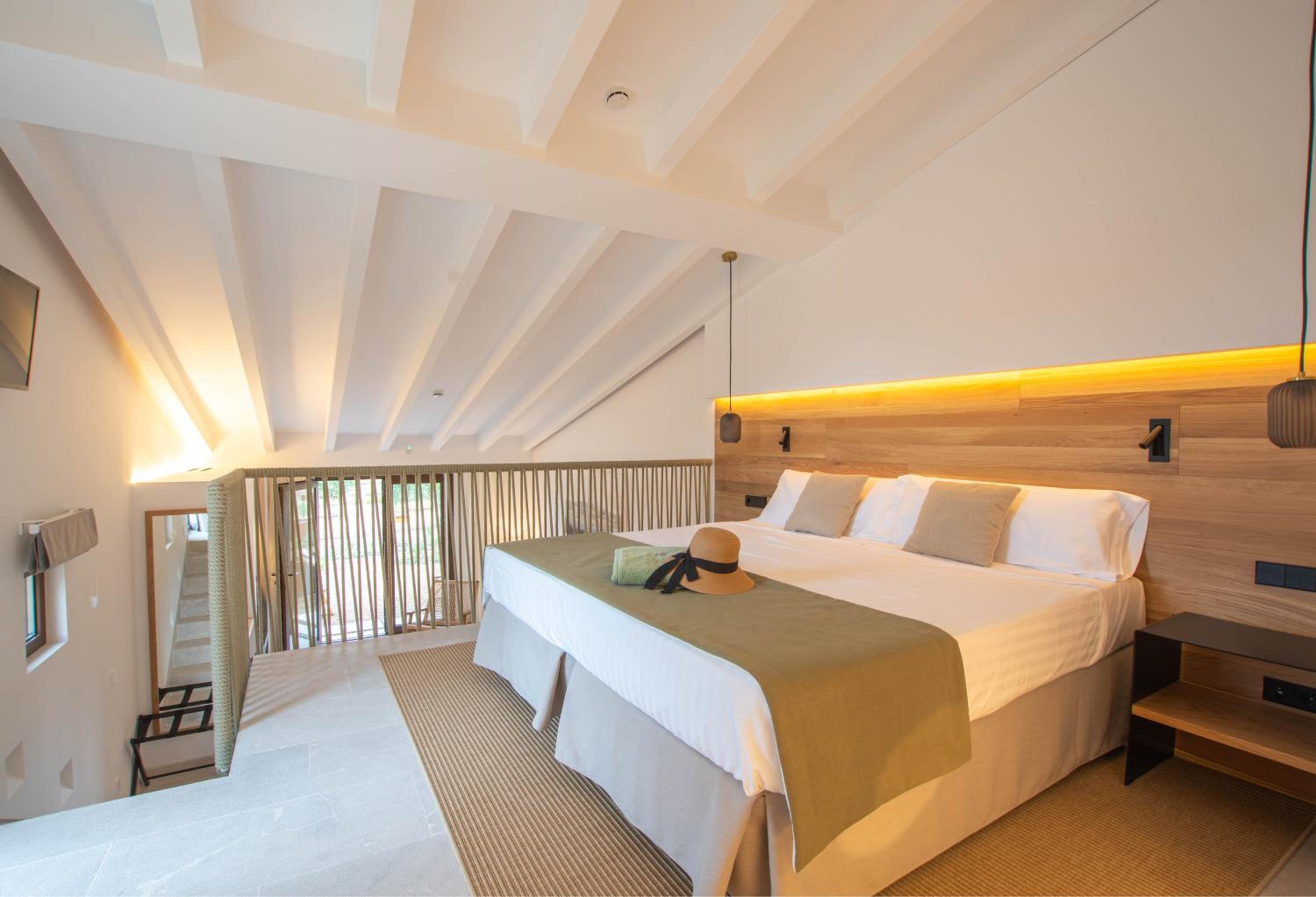 Deluxe Junior Suite - Photo 9