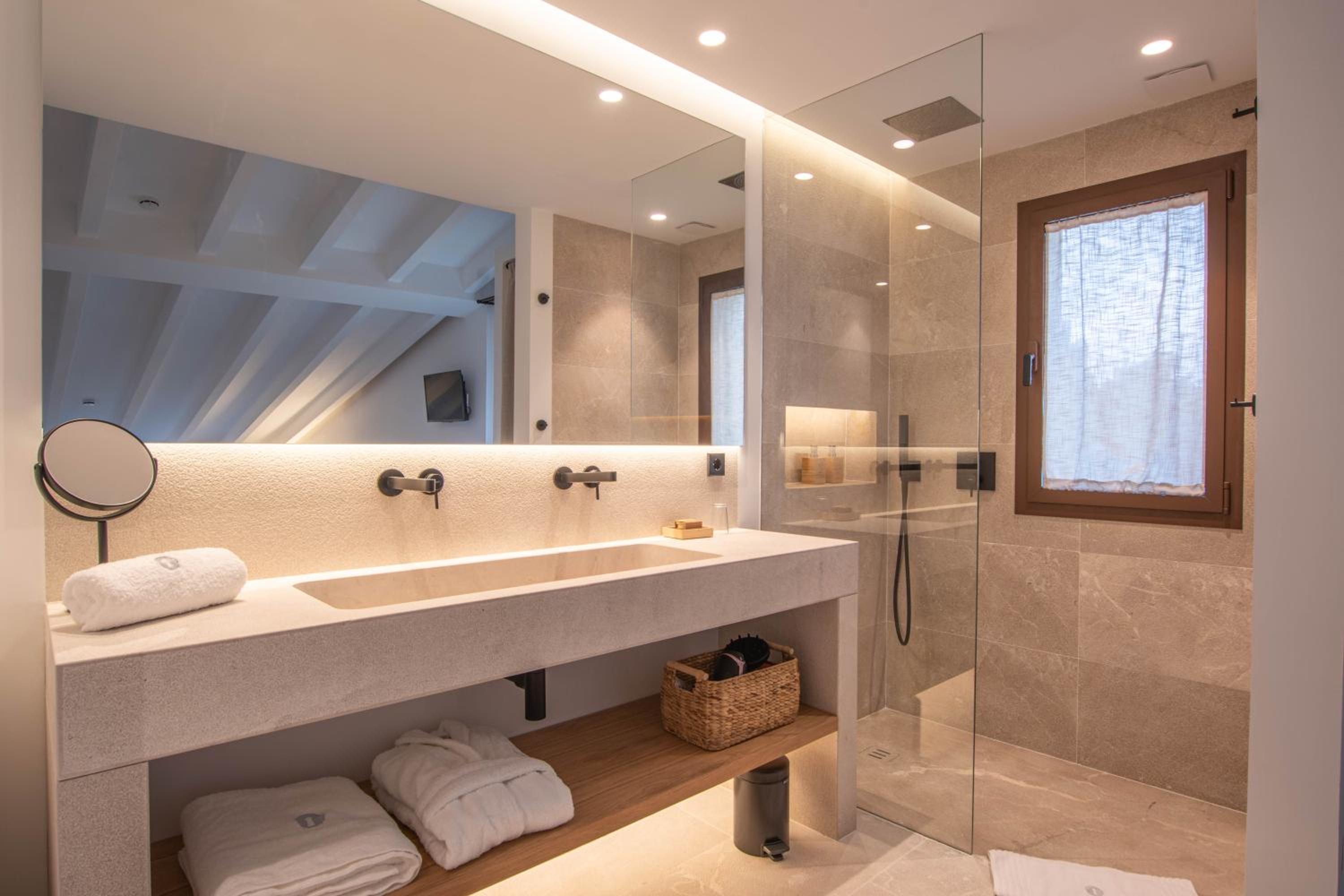 Deluxe Junior Suite - Photo 12
