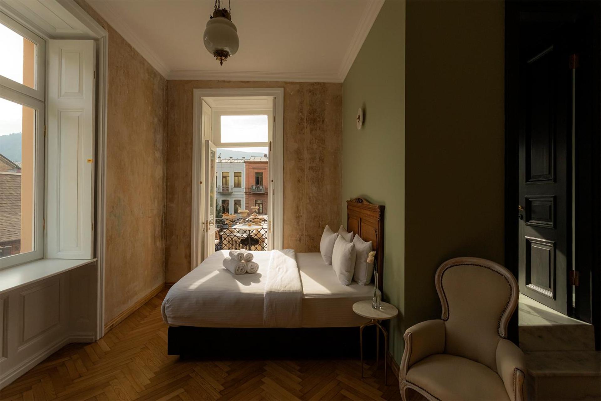 Junior Suite with Balcony - Photo 10