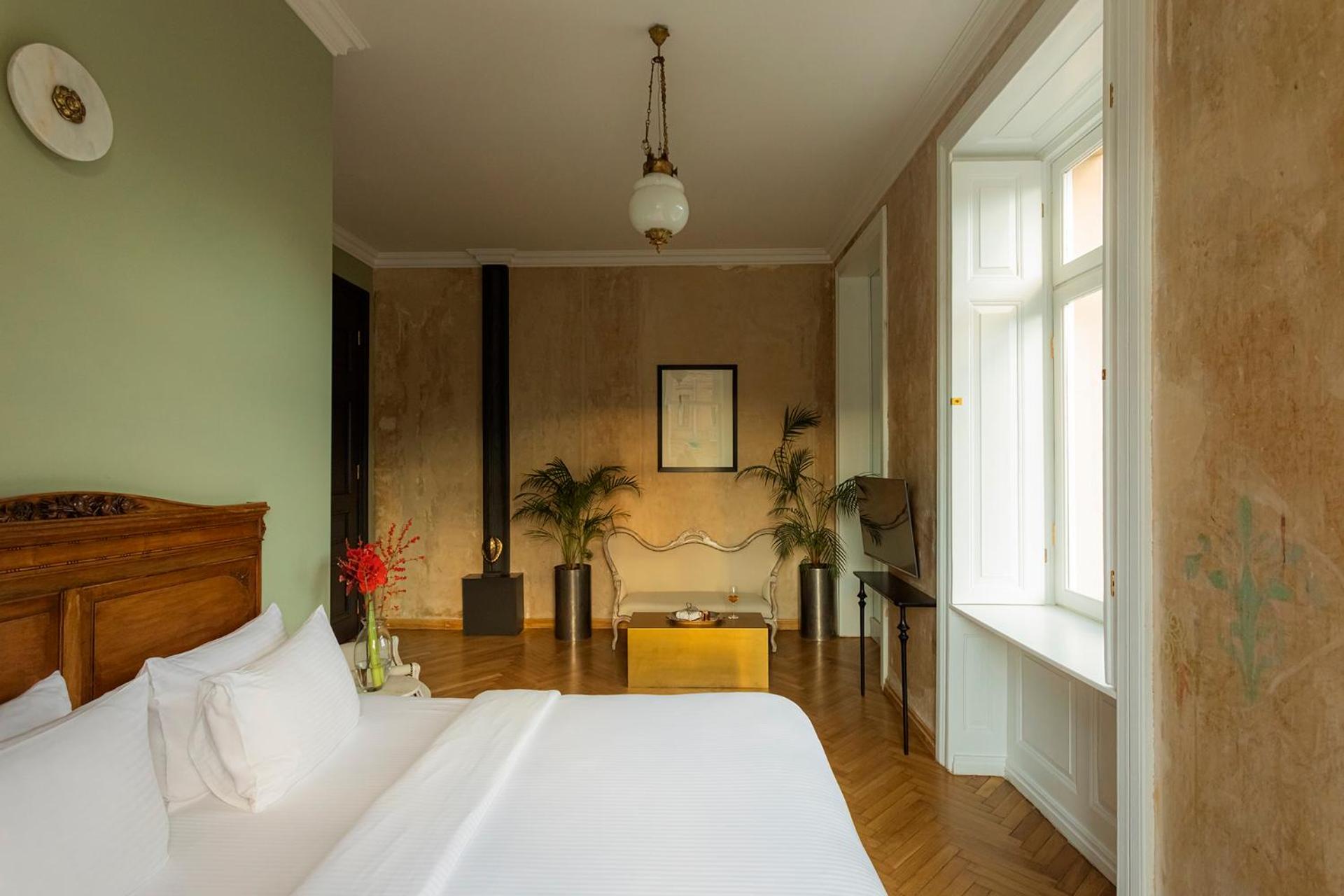 Junior Suite with Balcony - Photo 7