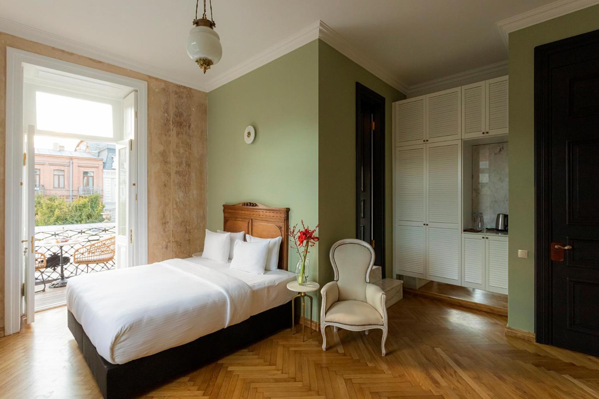 Junior Suite with Balcony - Photo 3