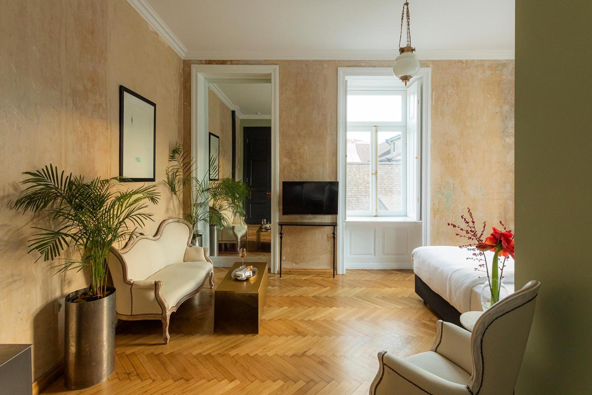 Junior Suite with Balcony - Photo 19