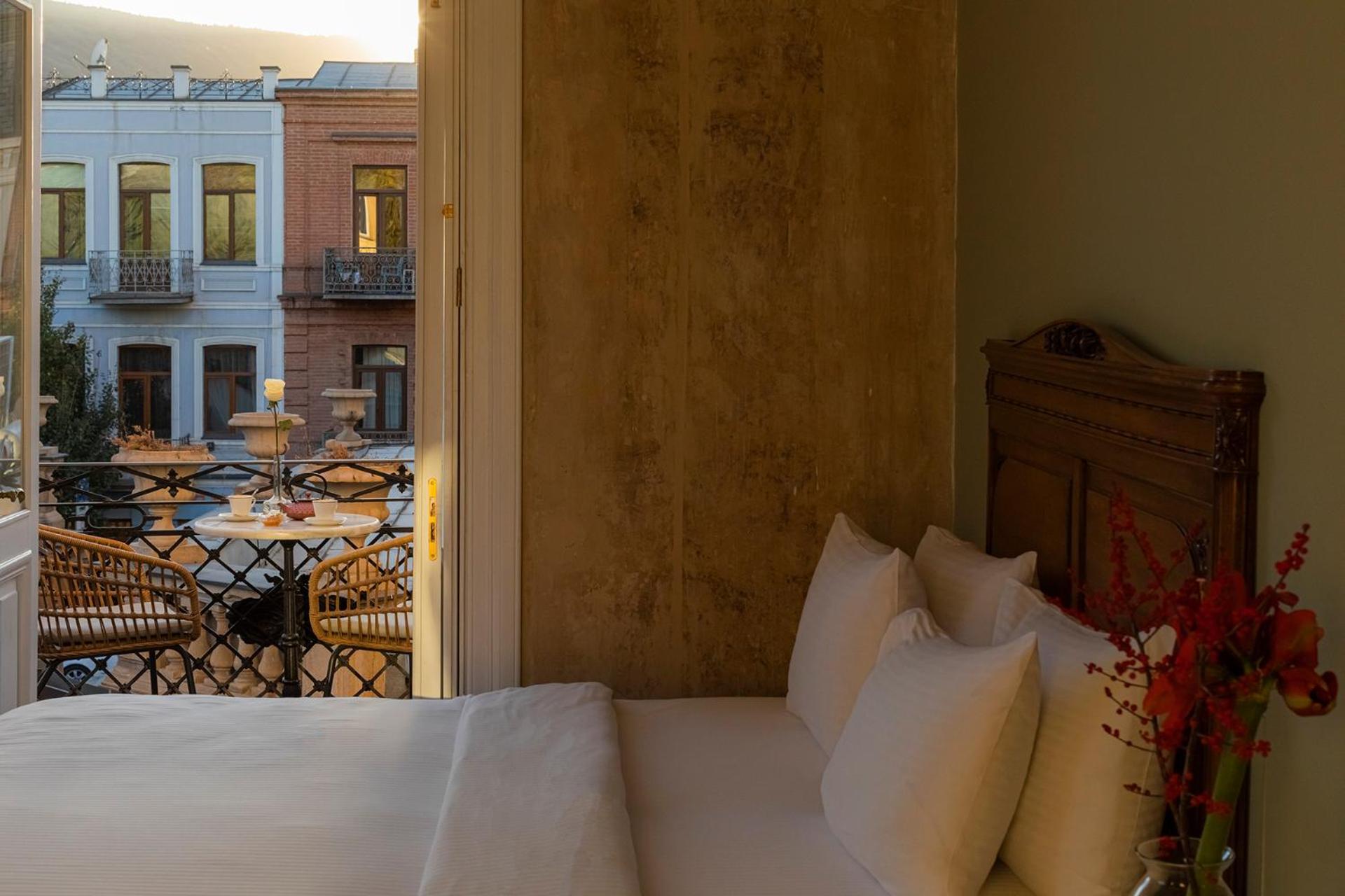 Junior Suite with Balcony - Photo 9