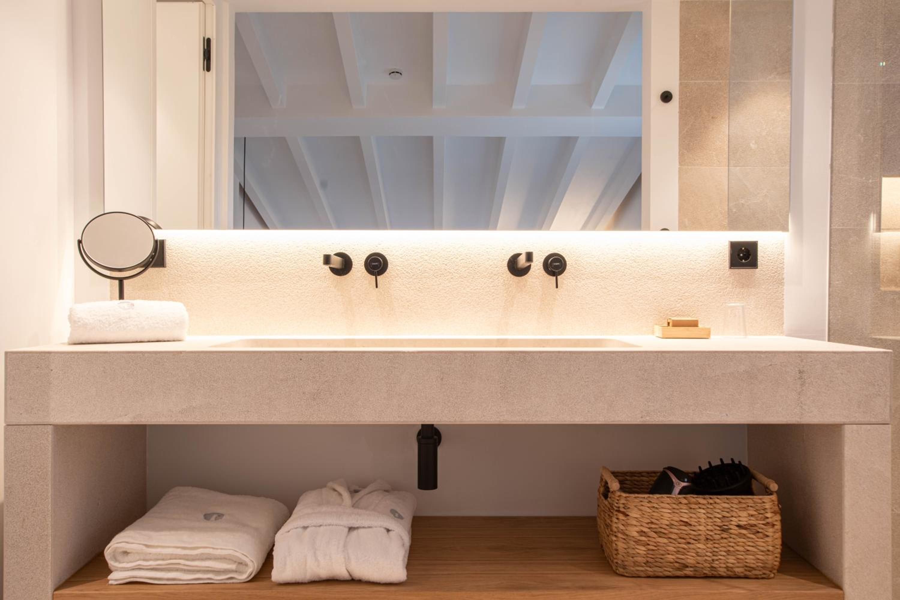 Deluxe Junior Suite - Photo 11