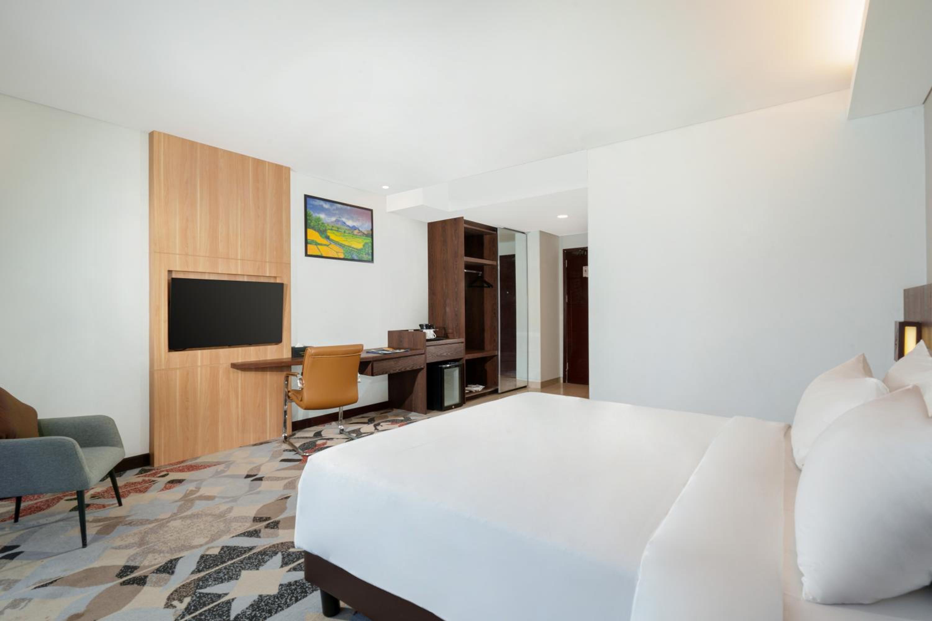 Superior Room 1 Queen Bed City View - Photo 4