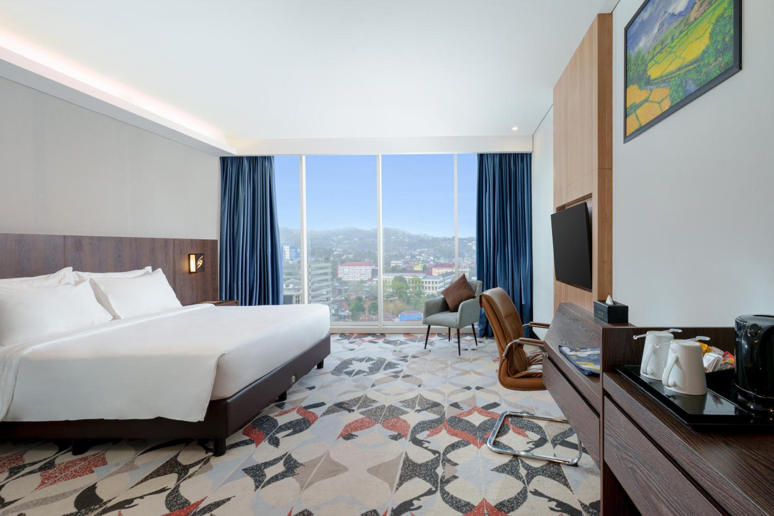 Superior Room 1 Queen Bed City View - Photo 1