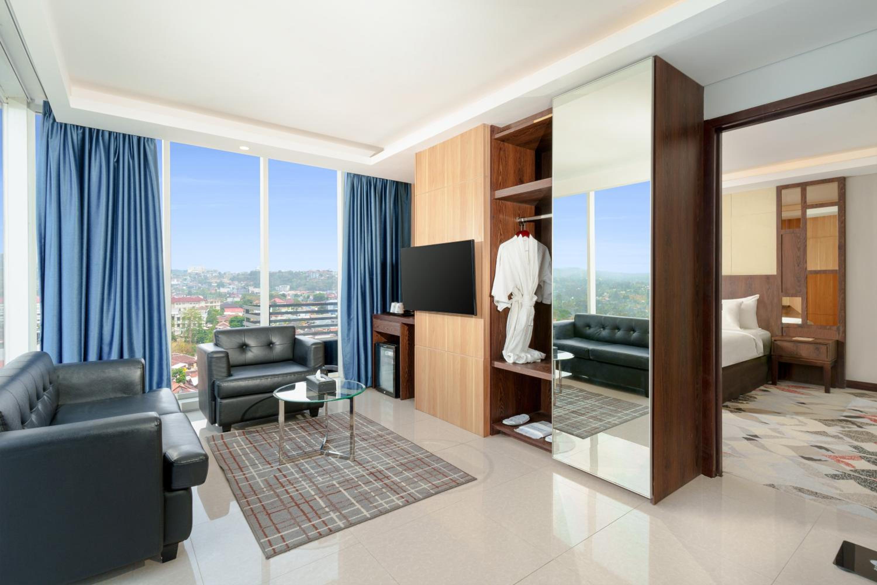 Junior Suite 1 King Bed City View And Mountain View - Photo 4