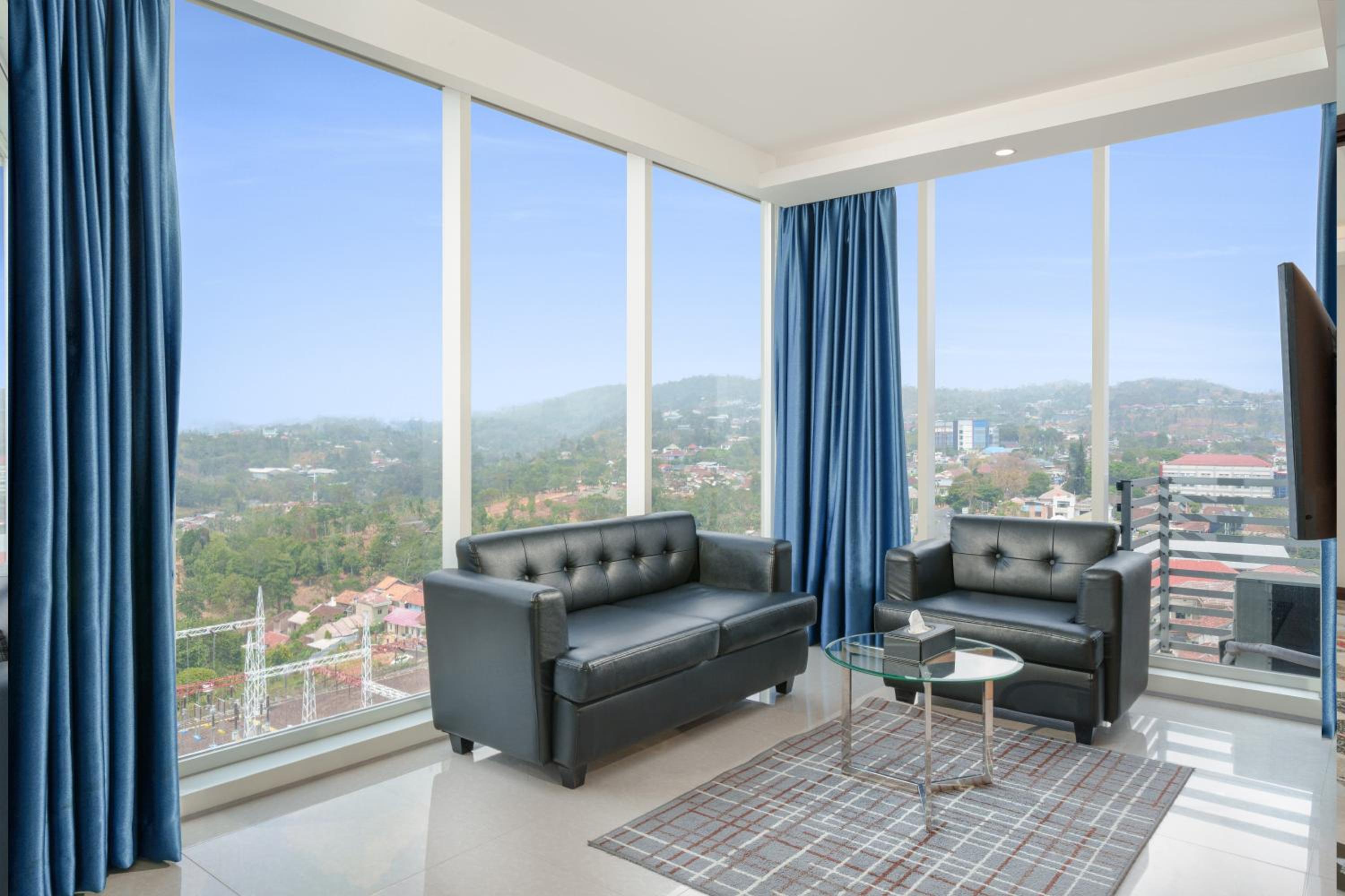 Junior Suite 1 King Bed City View And Mountain View - Photo 3