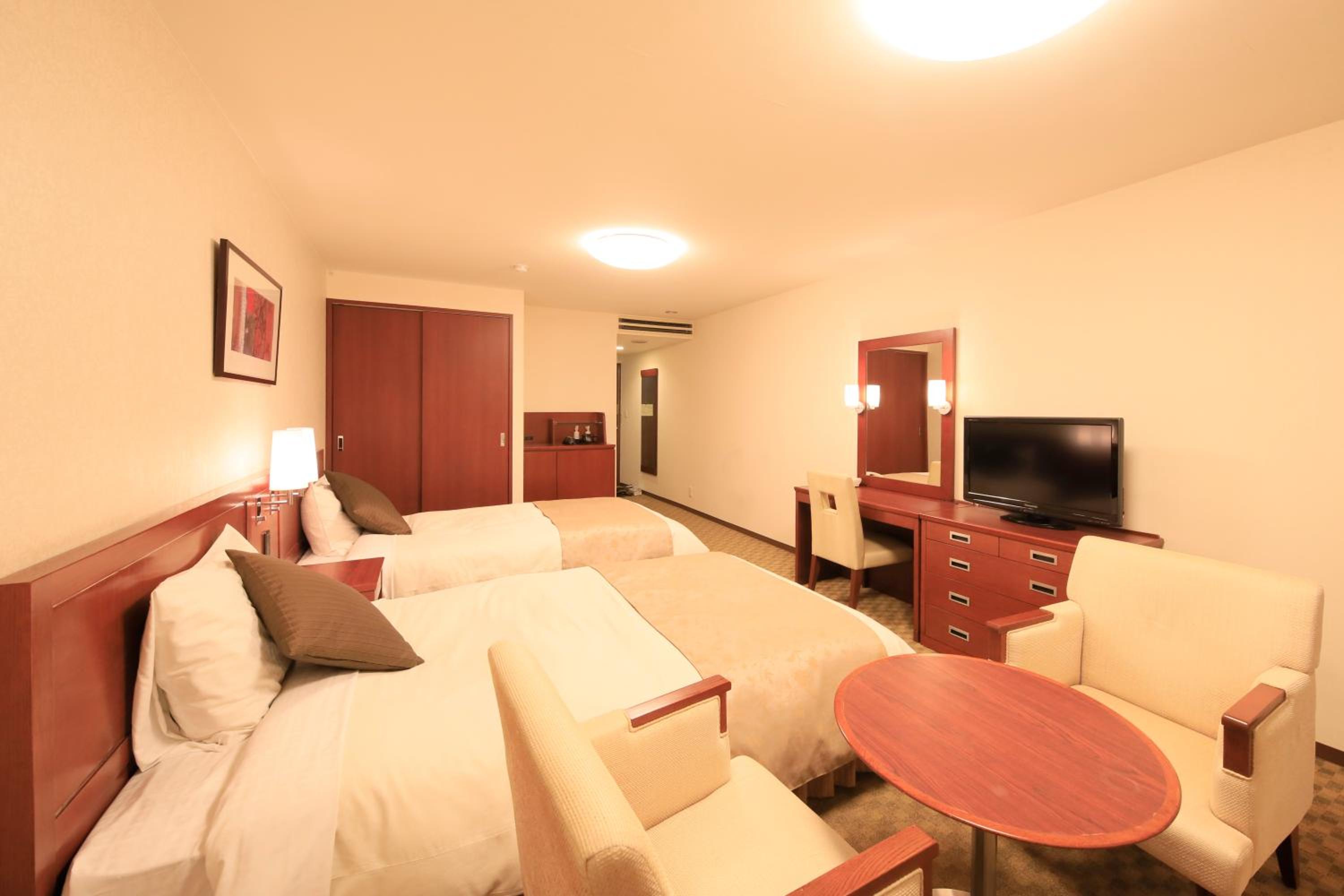 Twin Room with Bath - Photo 5