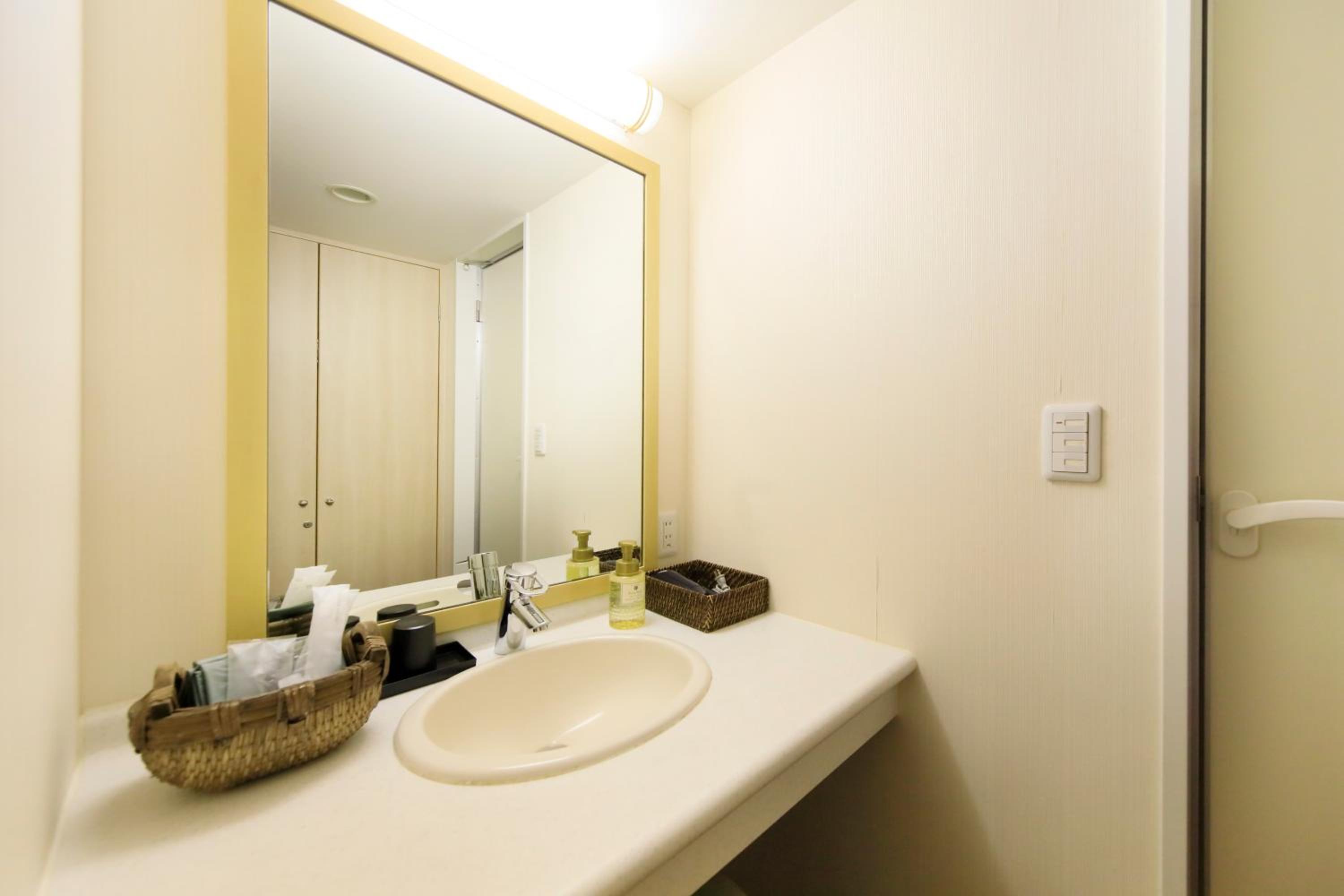 Twin Room with Bath - Photo 4