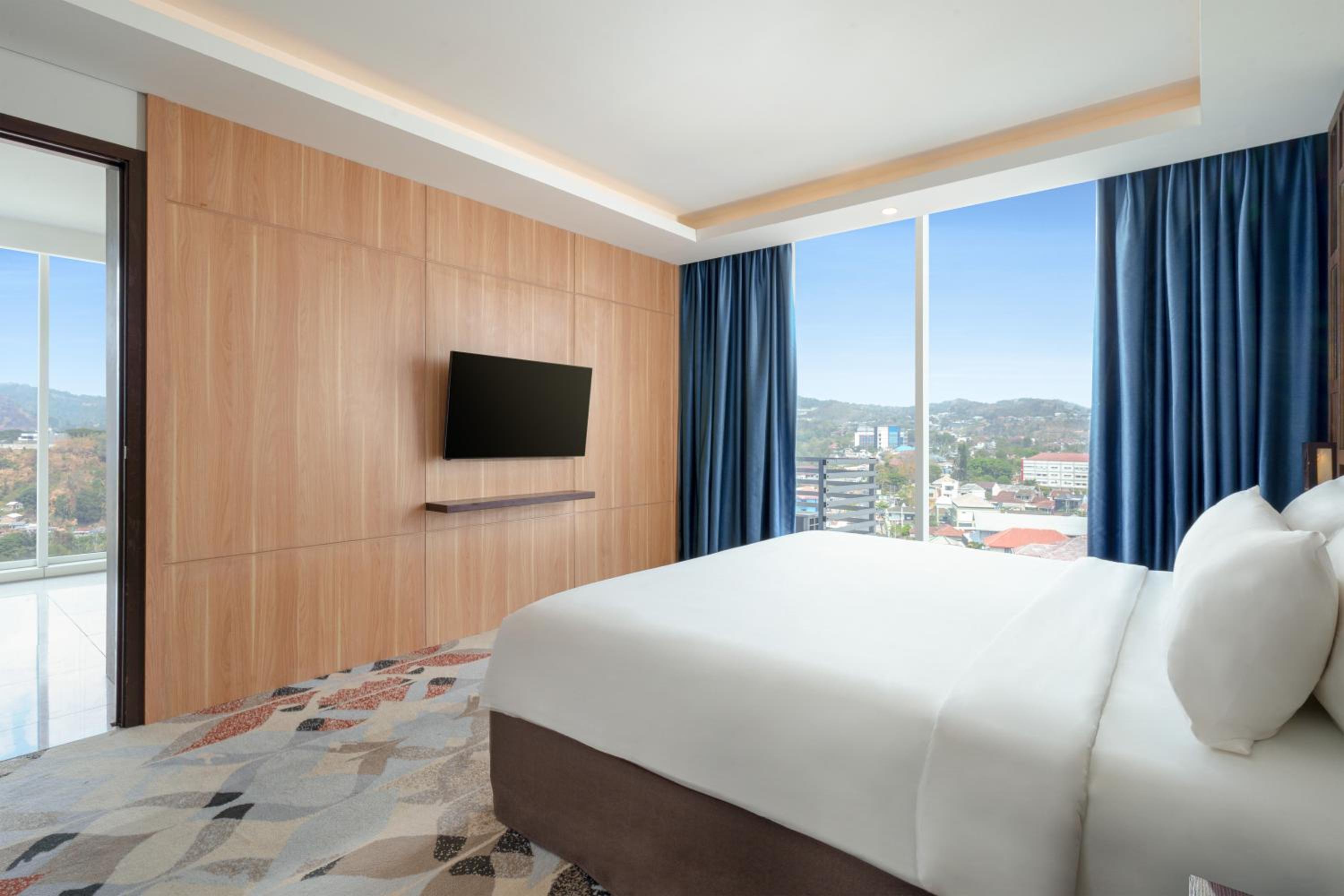 Junior Suite 1 King Bed City View And Mountain View - Photo 1