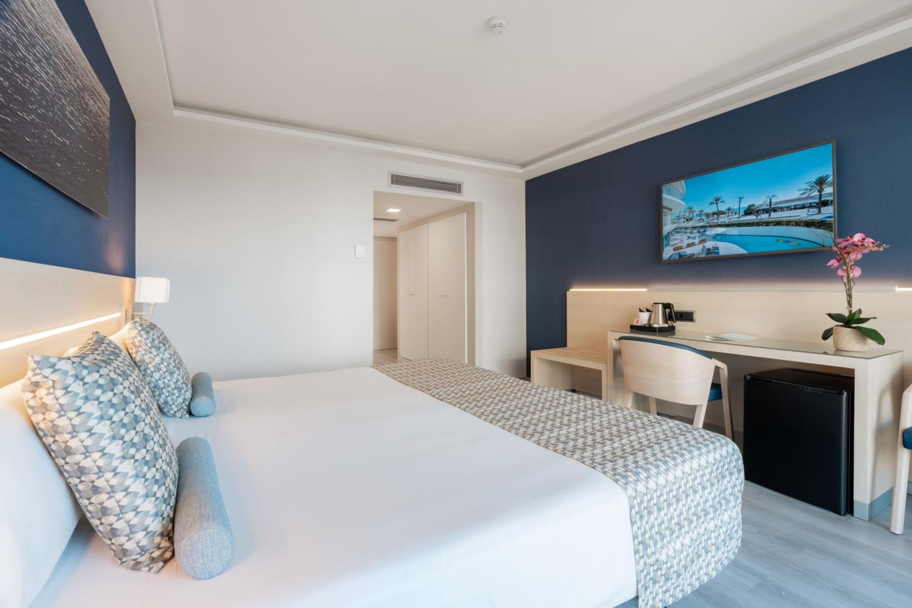 Standard Double or Twin Room with Partial Sea View photo 3
