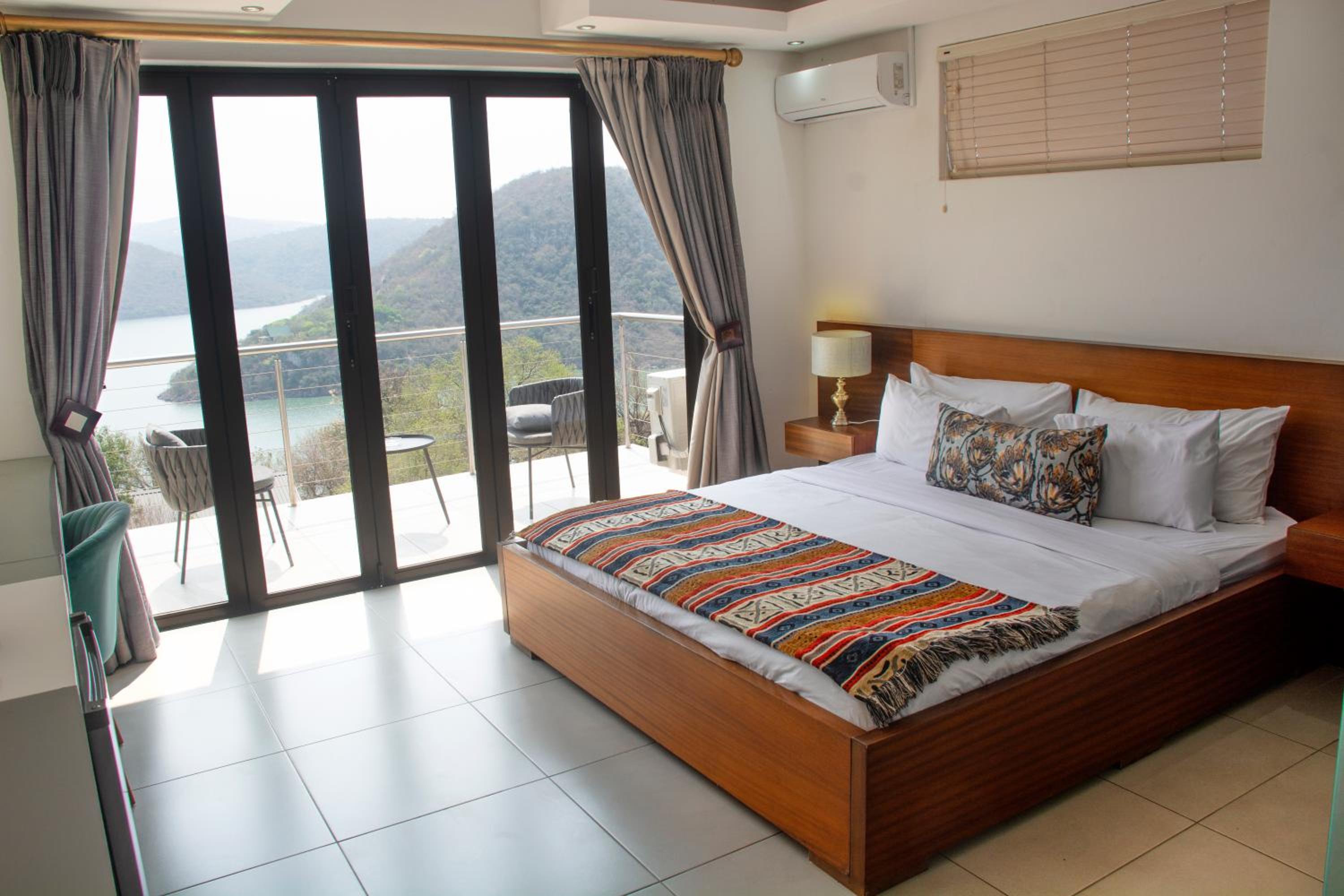 Three-Bedroom Villa - Photo 4