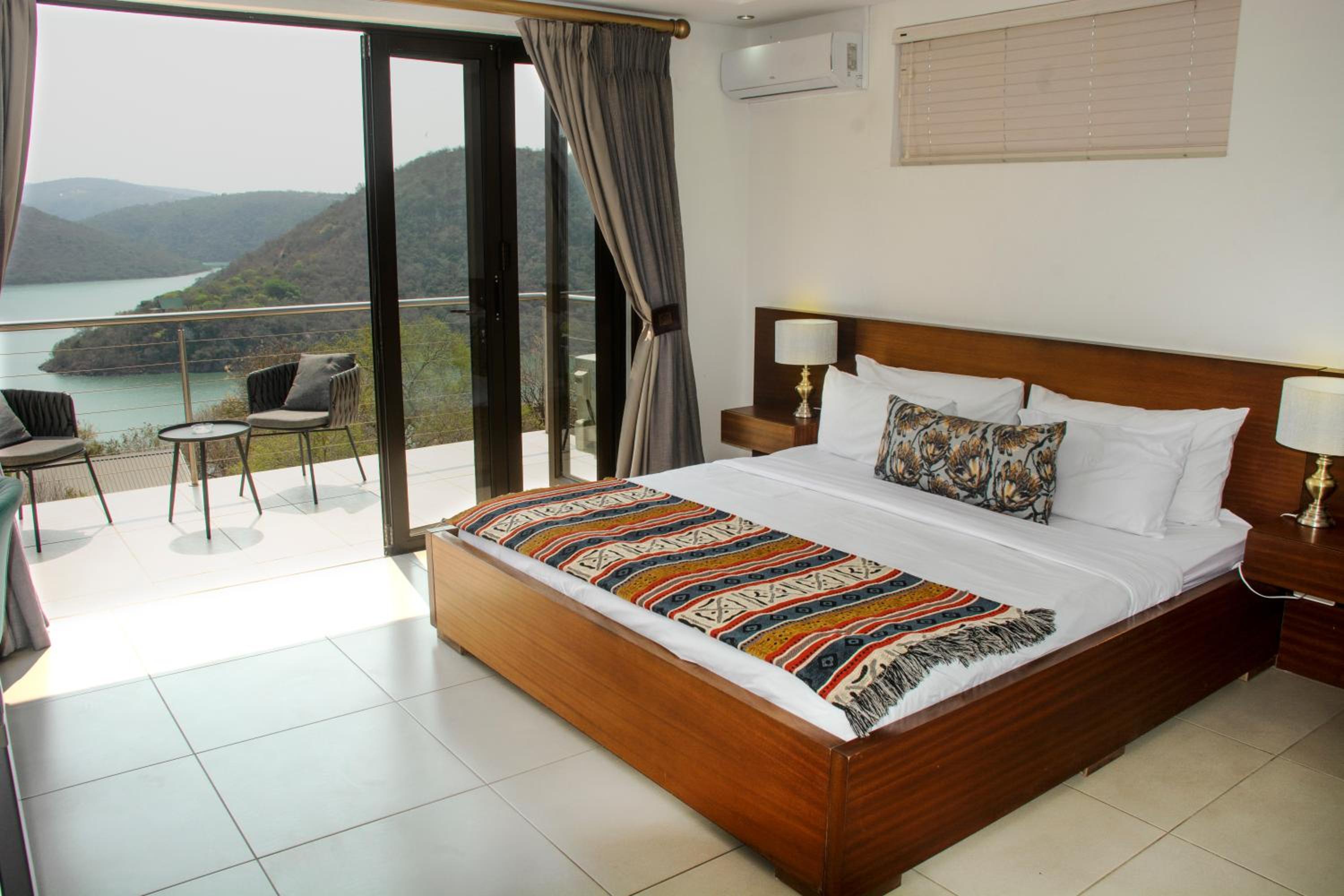 Three-Bedroom Villa - Photo 5