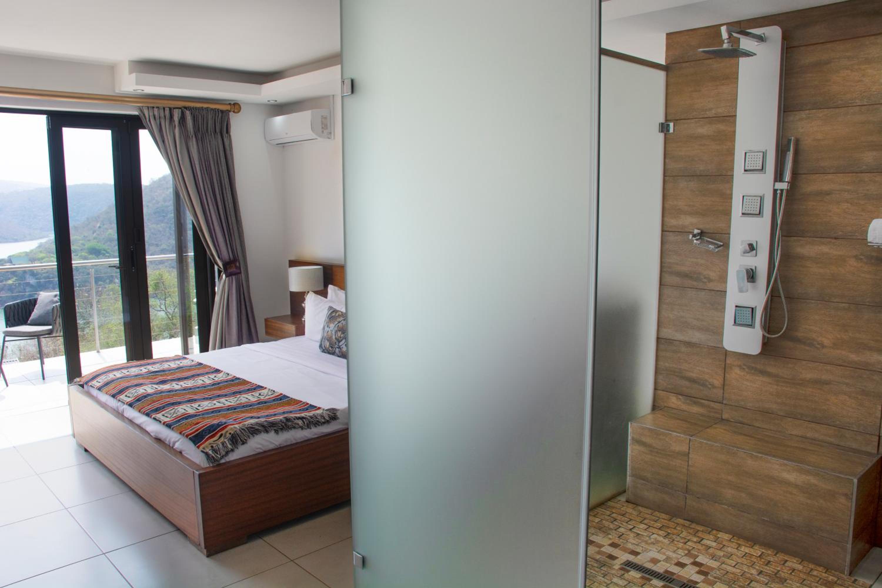 Three-Bedroom Villa - Photo 8