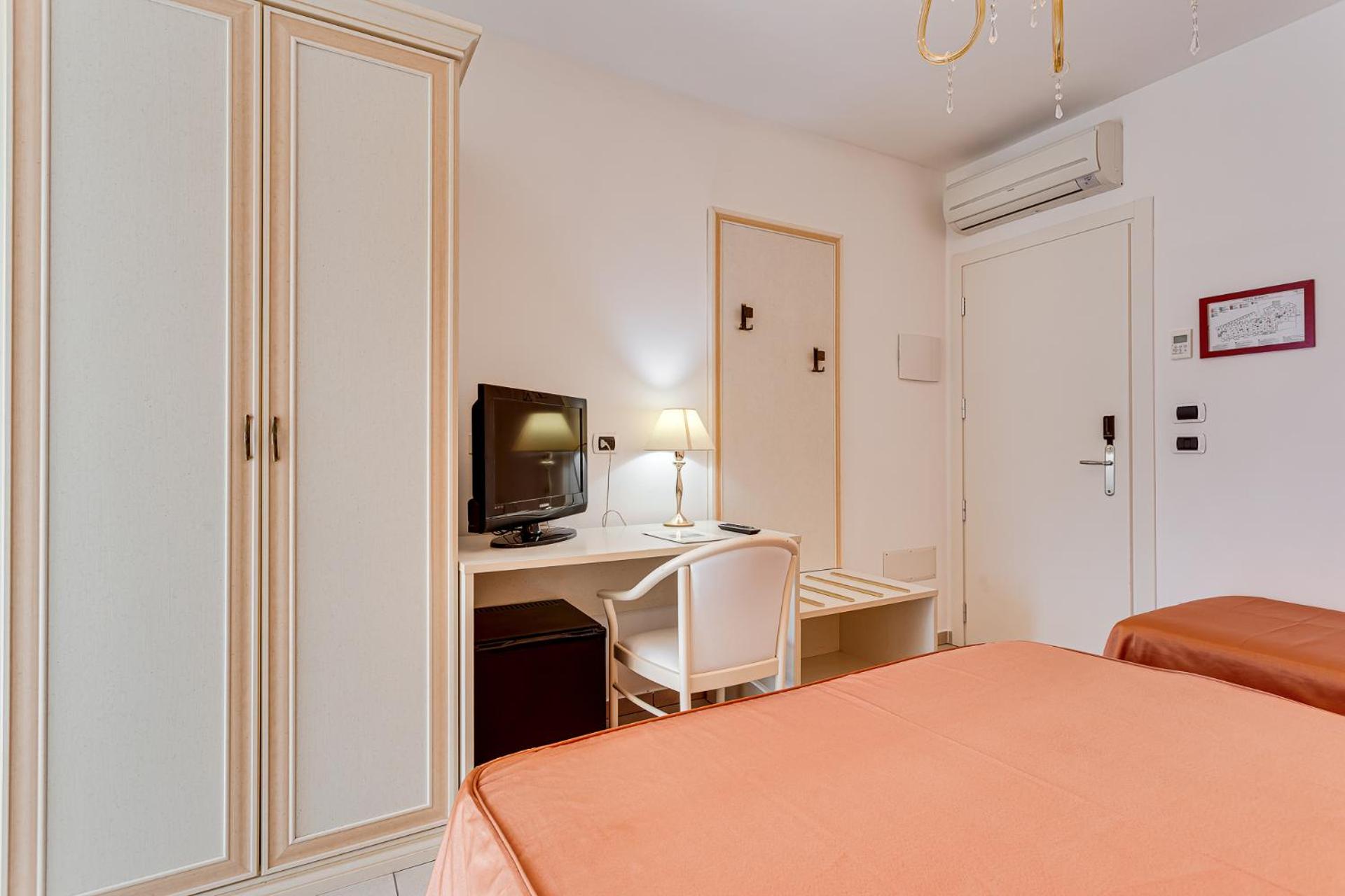 Double or Twin Room with Balcony photo 3