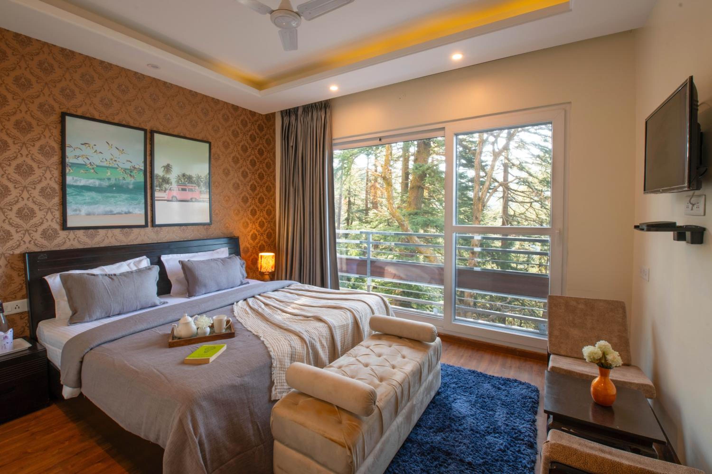 Six-Bedroom House photo 1