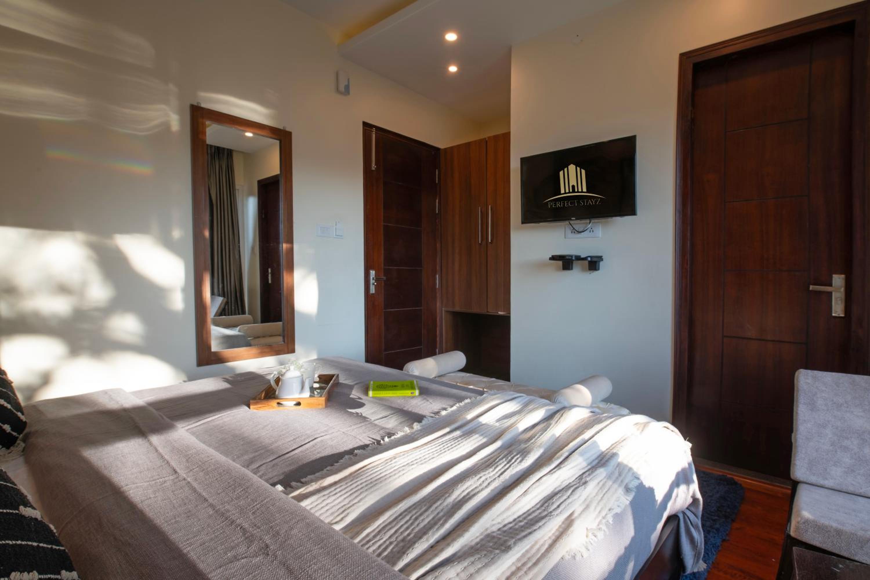 Six-Bedroom House photo 2