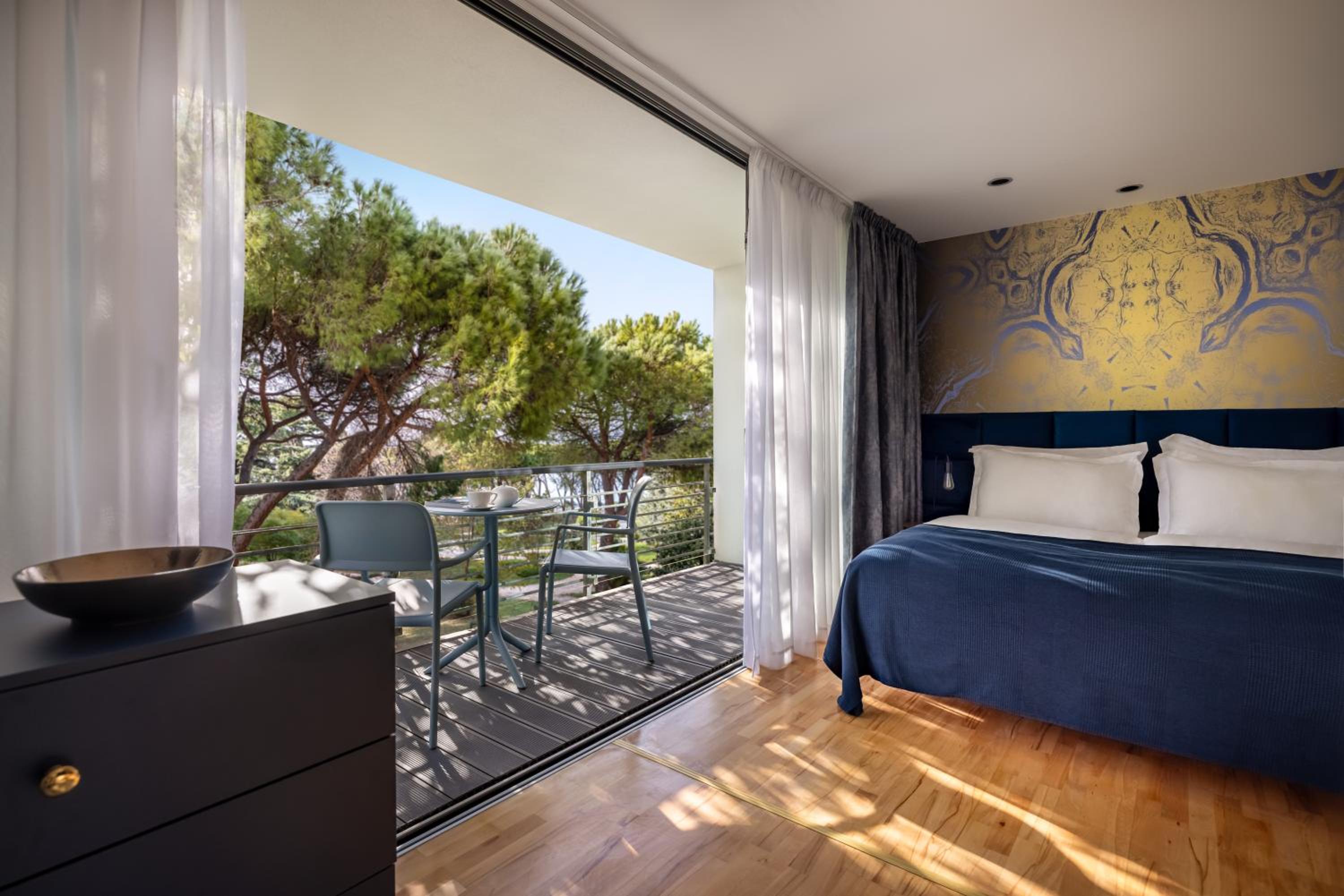 Superior Room with Balcony and Lateral Sea View