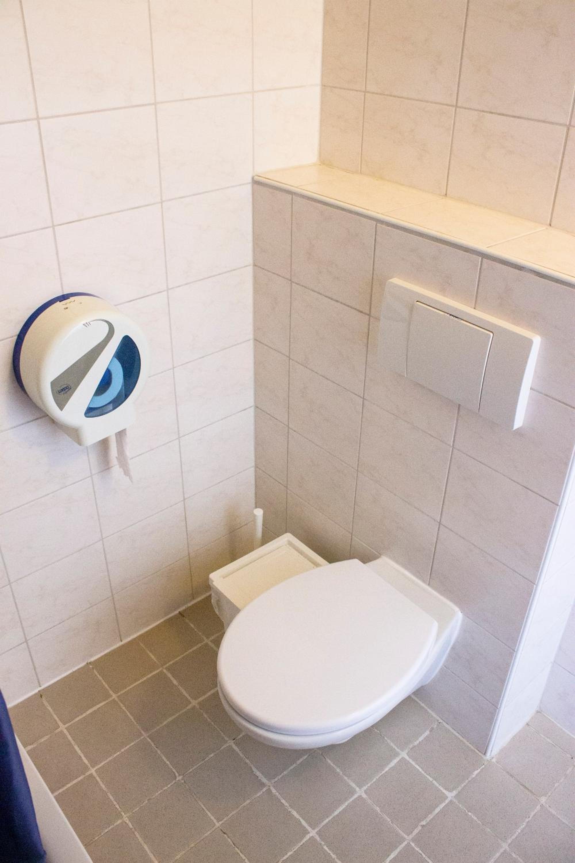 Dormitory Room (6 People) with Shared Bathroom photo 2