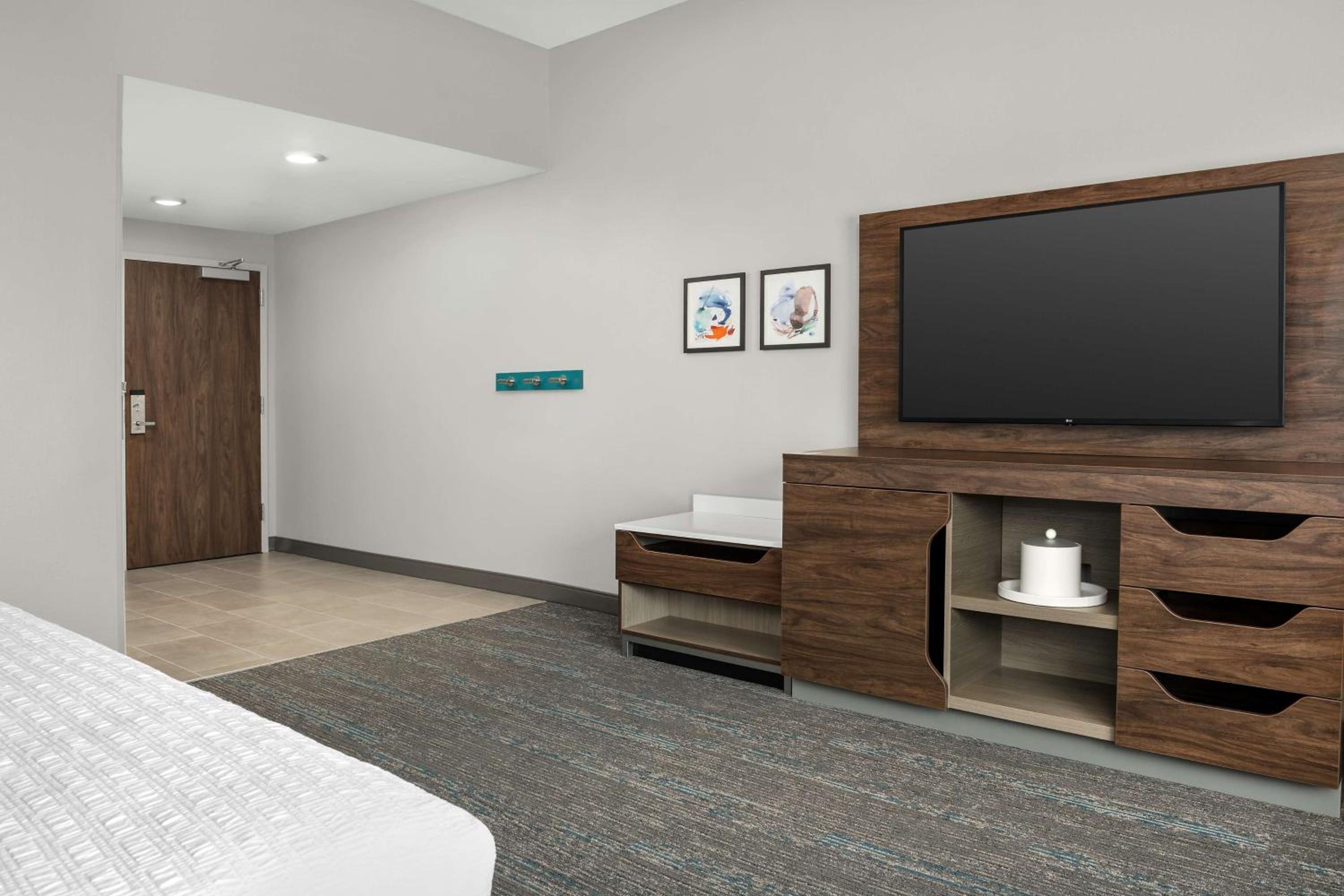King Room with Bath Tub - Mobility Access