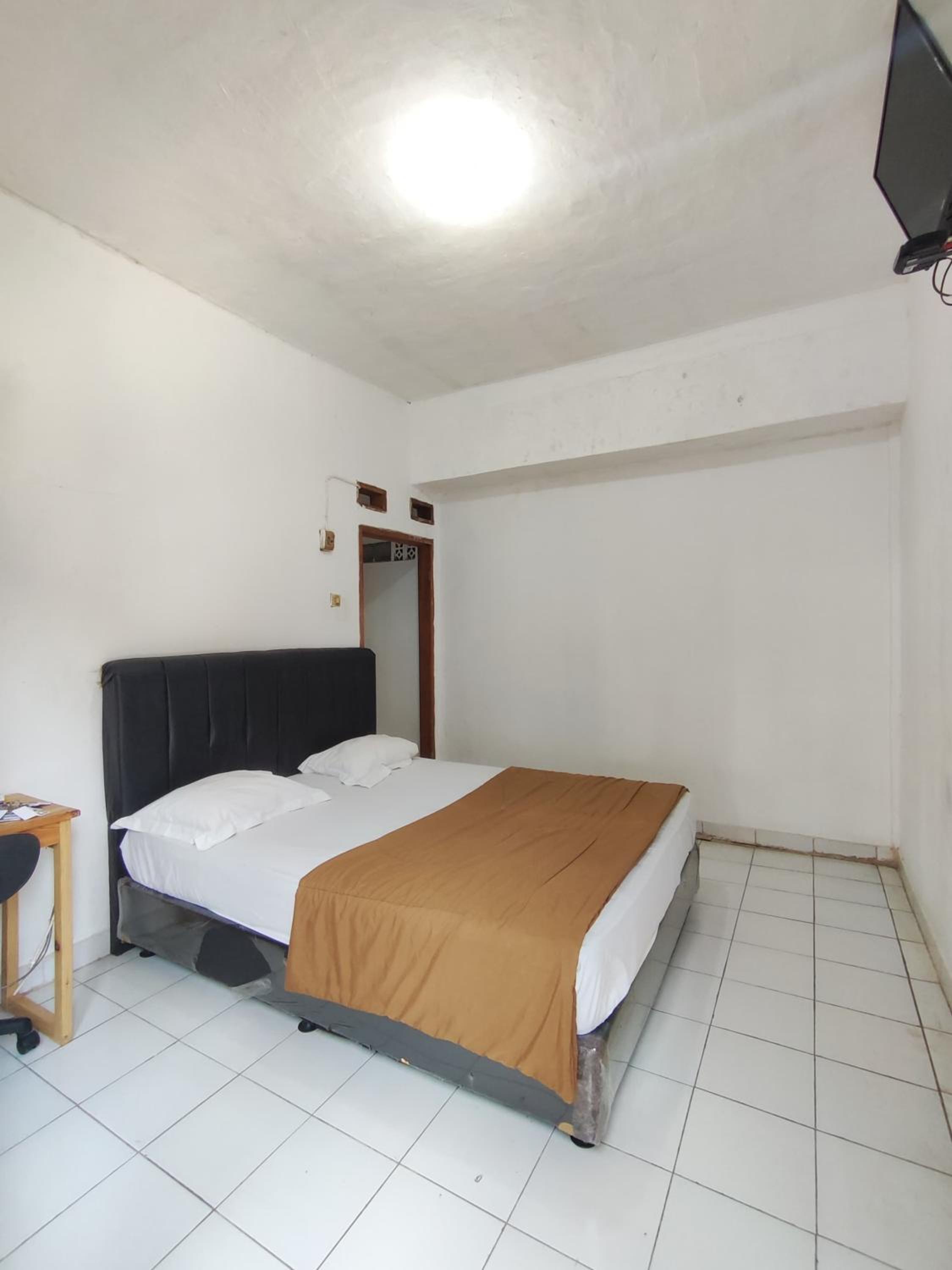 Budget Double Room - Photo 11
