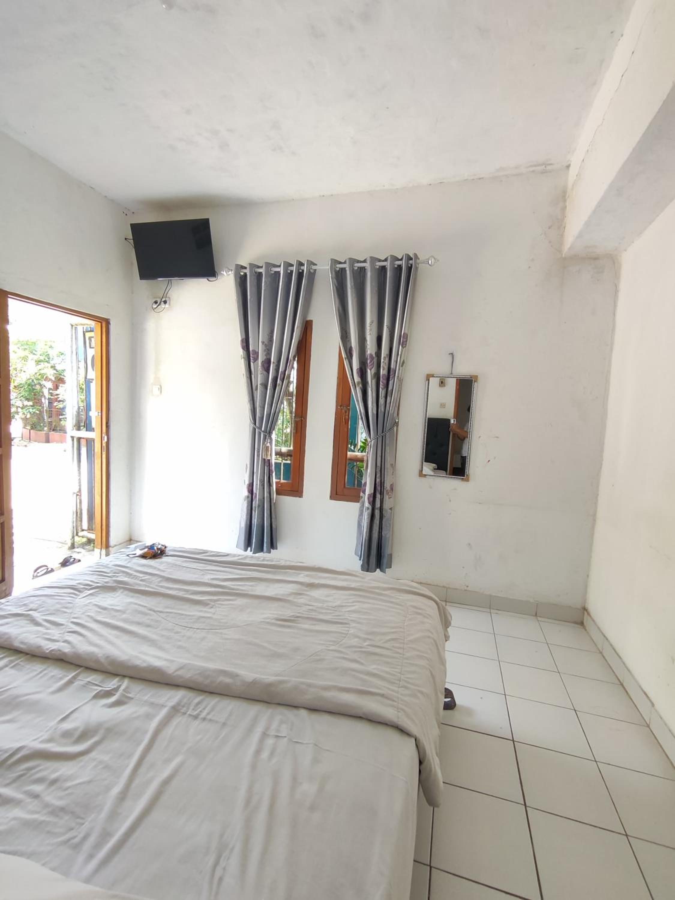 Budget Double Room - Photo 9