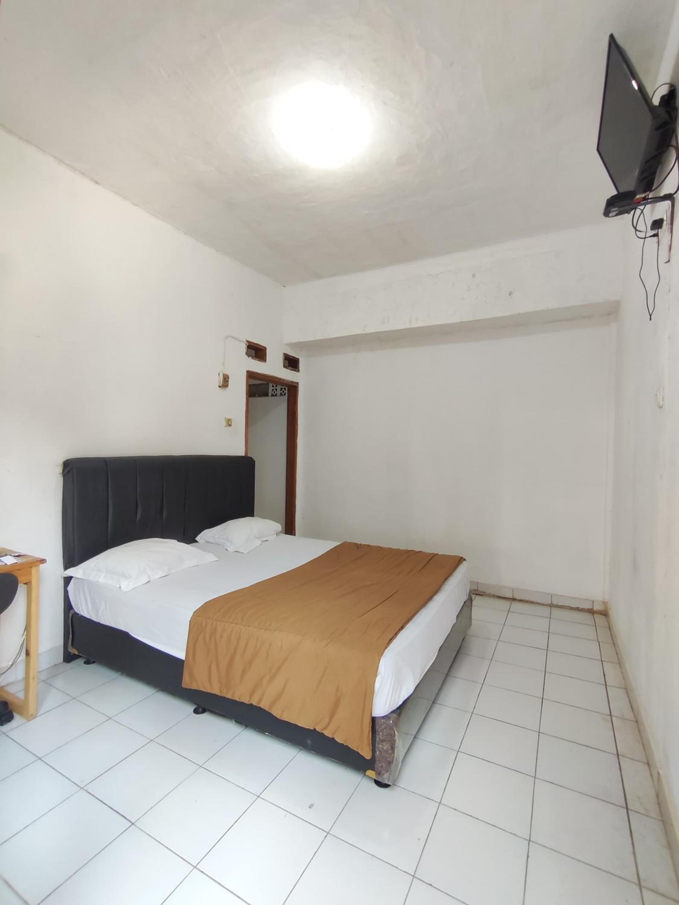 Budget Double Room - Photo 8