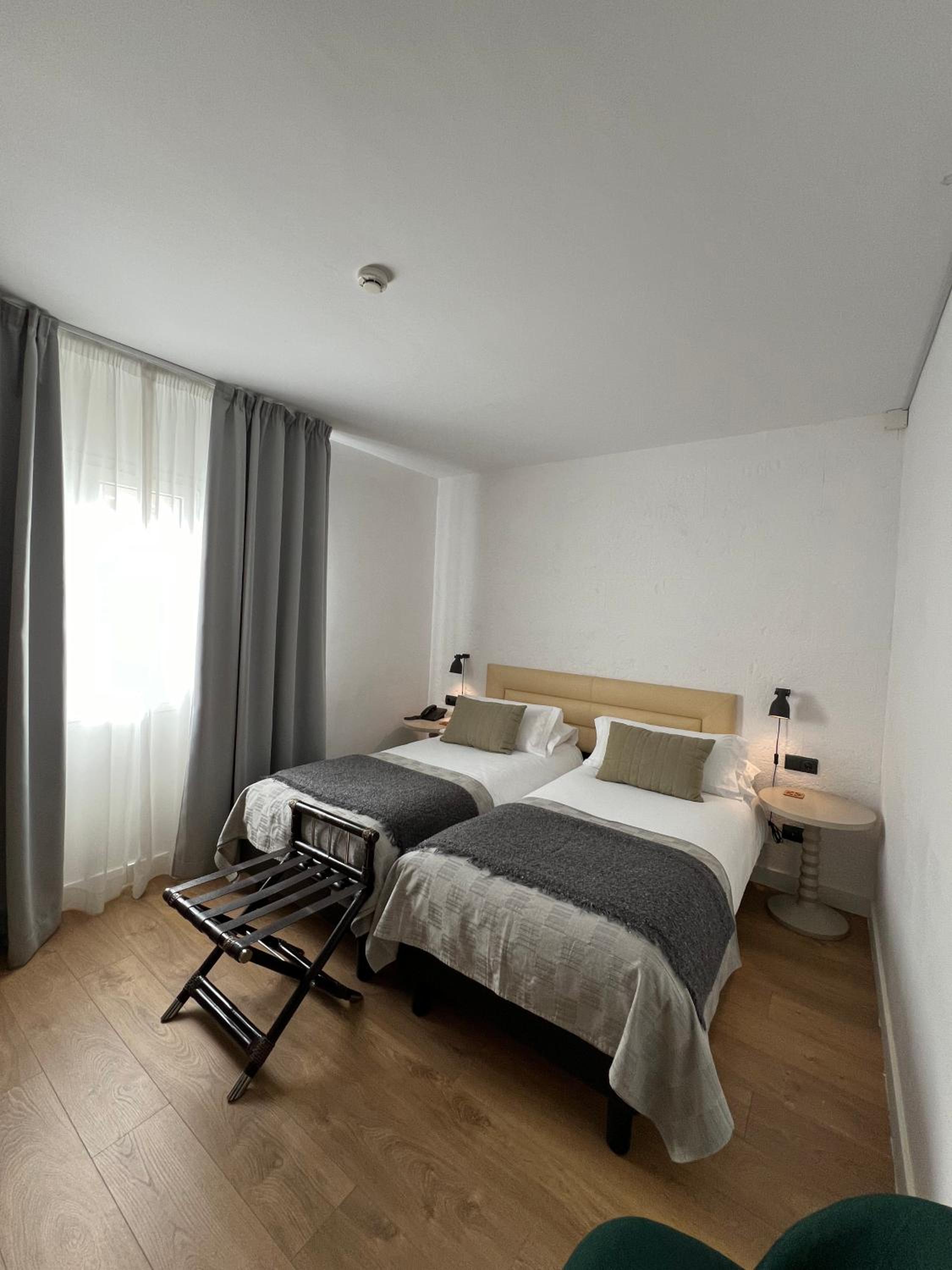 Double or Twin Room - Photo 6