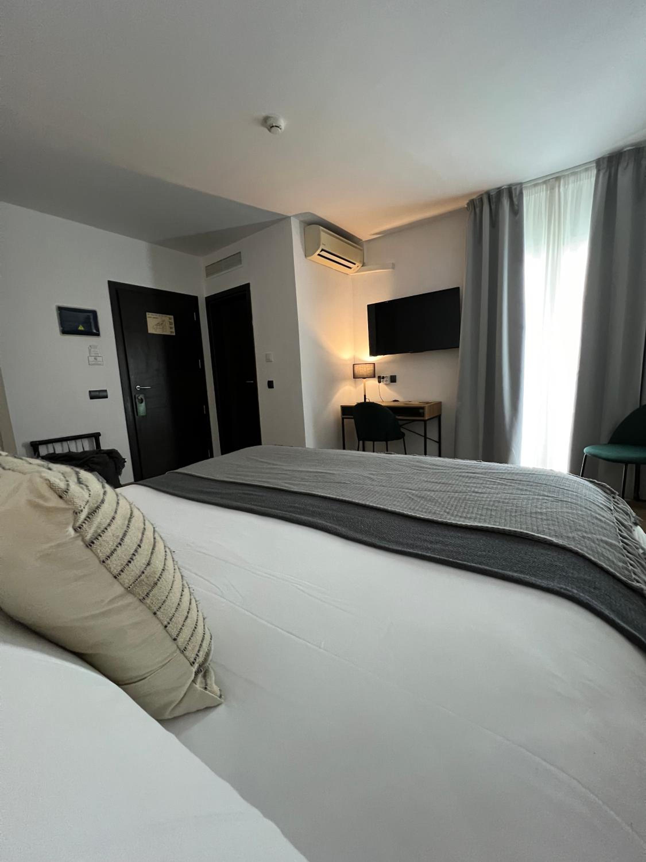 Double or Twin Room - Photo 7