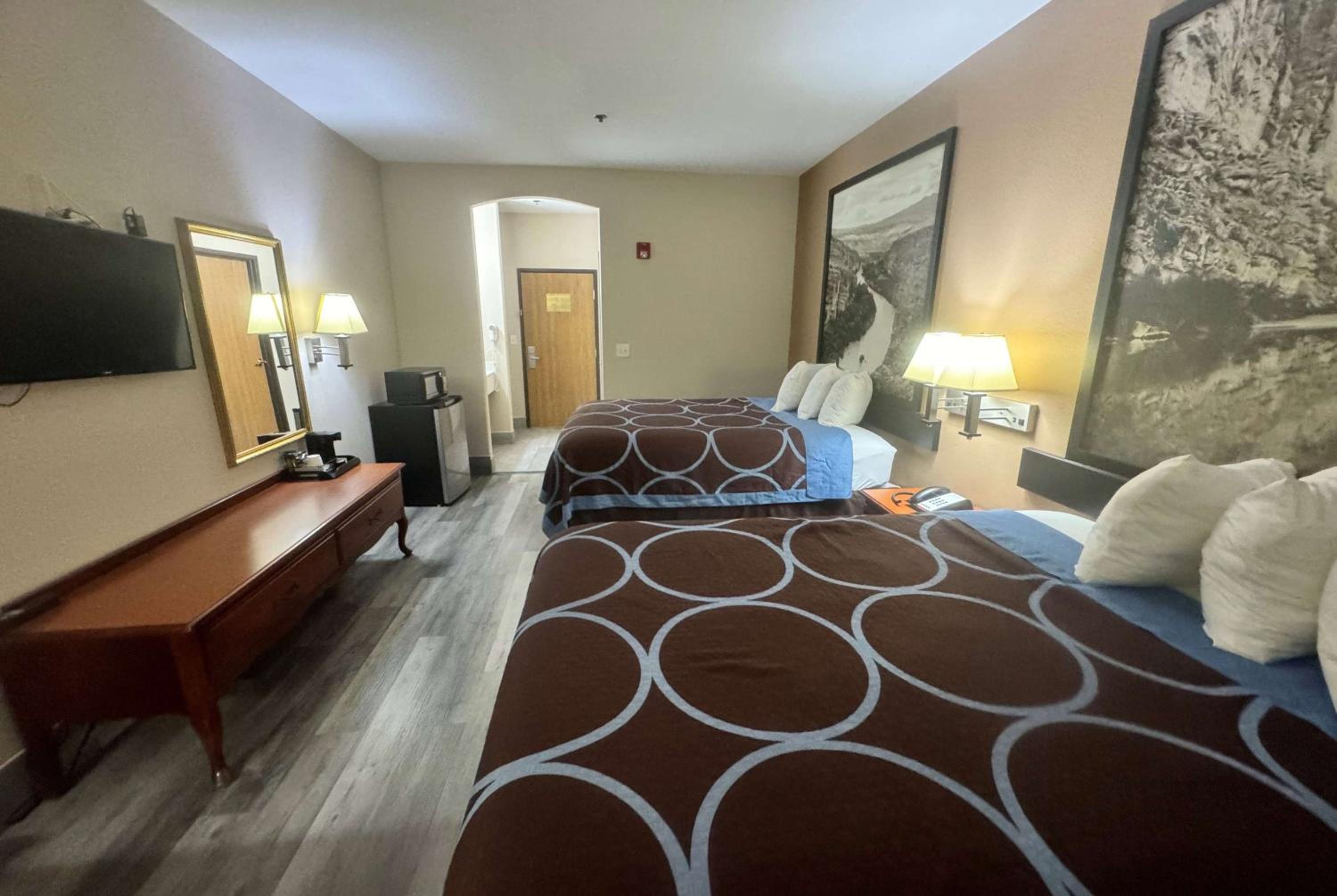 Queen Room With Two Queen Beds - Non-Smoking photo 3