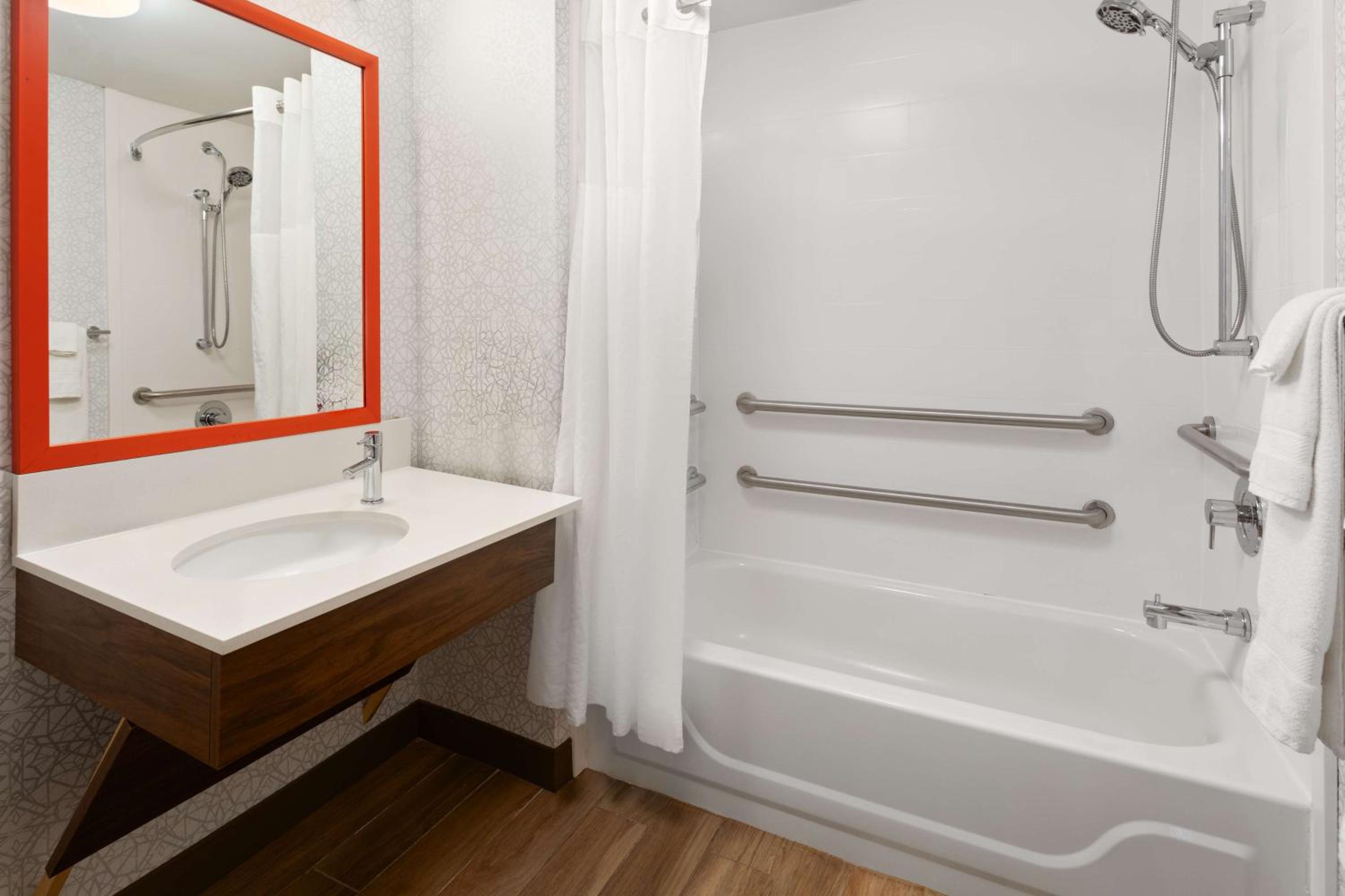 King Room with Accessible Tub - Mobility and Hearing Access/Non-Smoking - Photo 6