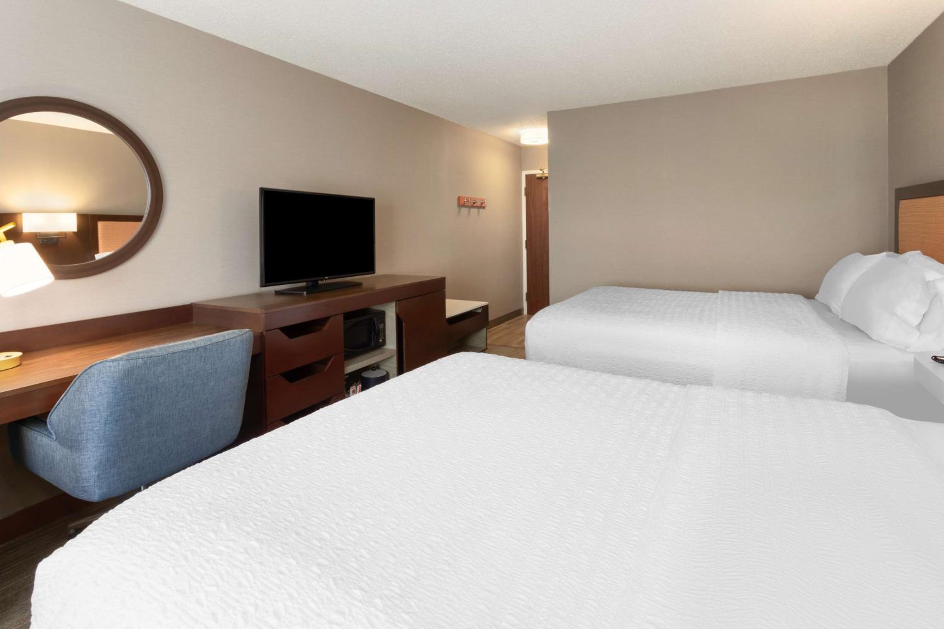 Queen Room with Two Queen Beds - Non-Smoking - Photo 2