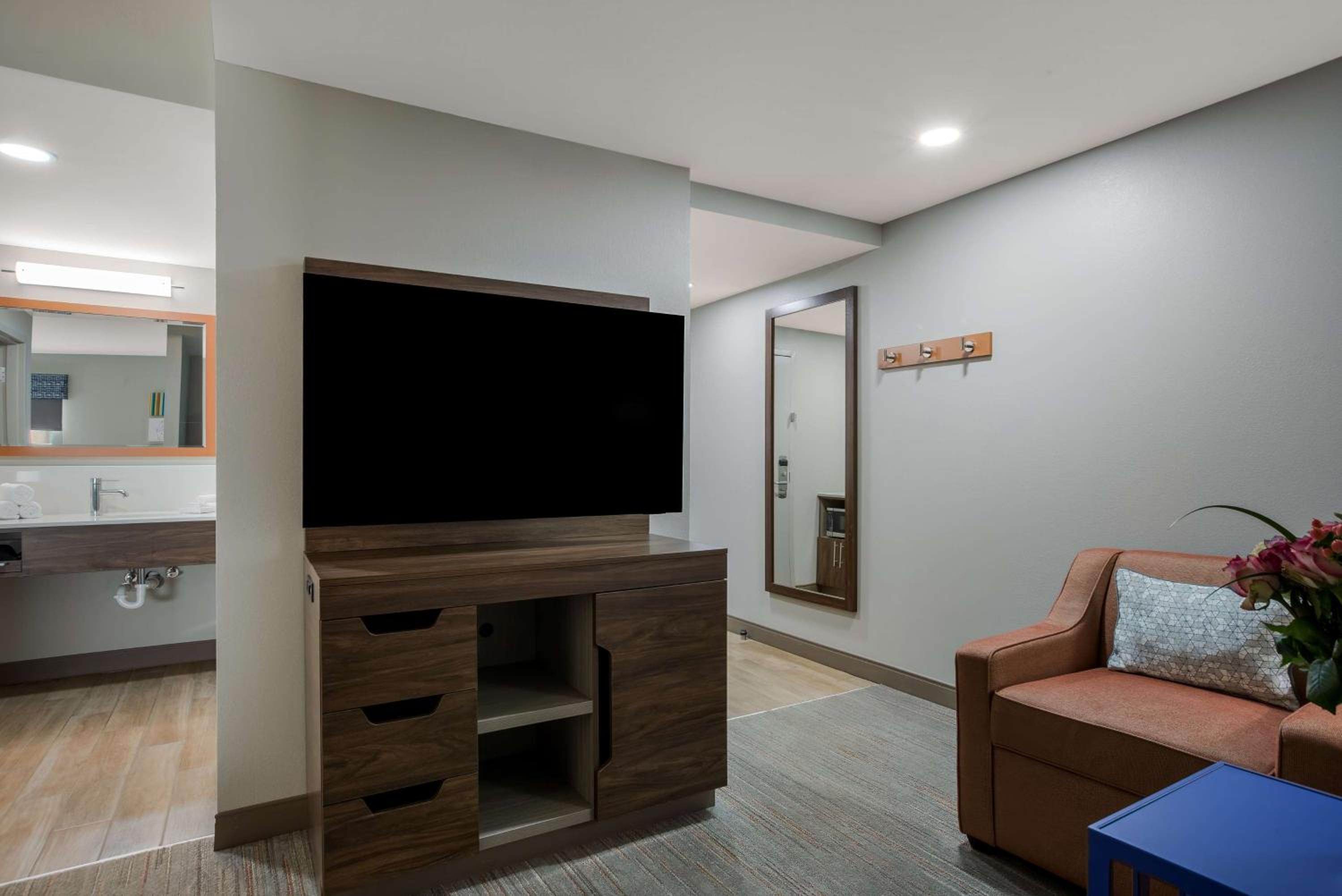 One-Bedroom King Suite - Non-Smoking - Photo 2