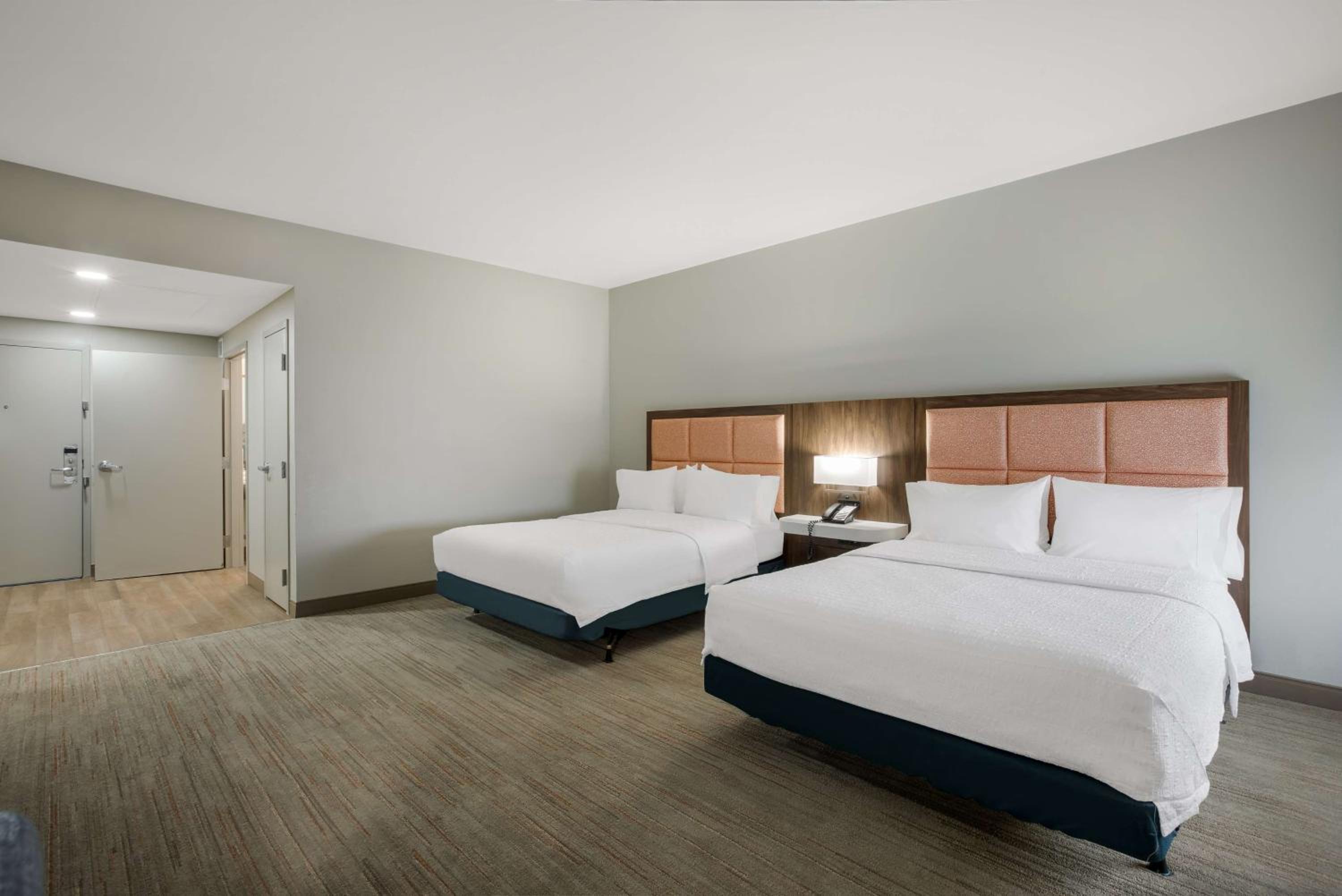 Room with Two Queen Beds - Non-Smoking - Photo 5