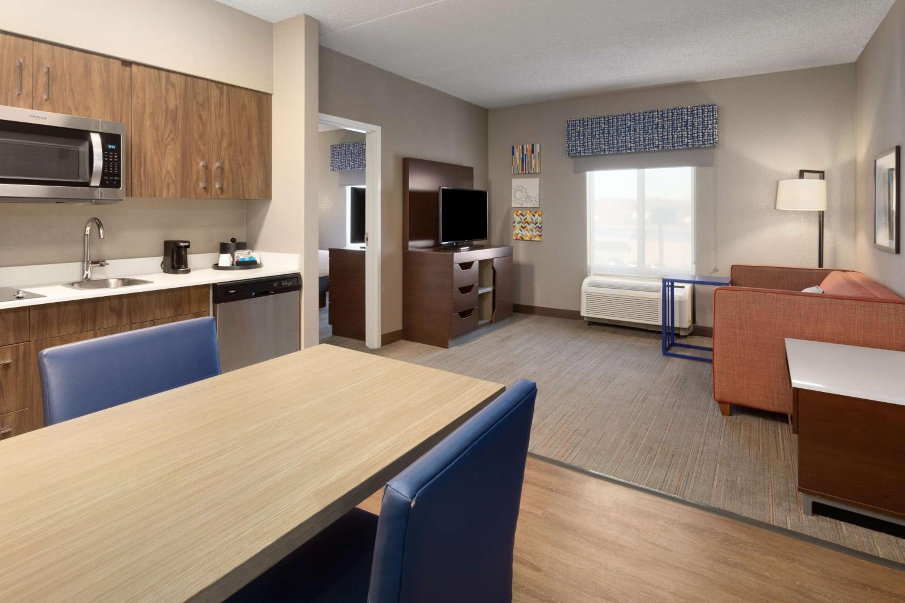 One-Bedroom King Suite with Kitchen - Photo 4