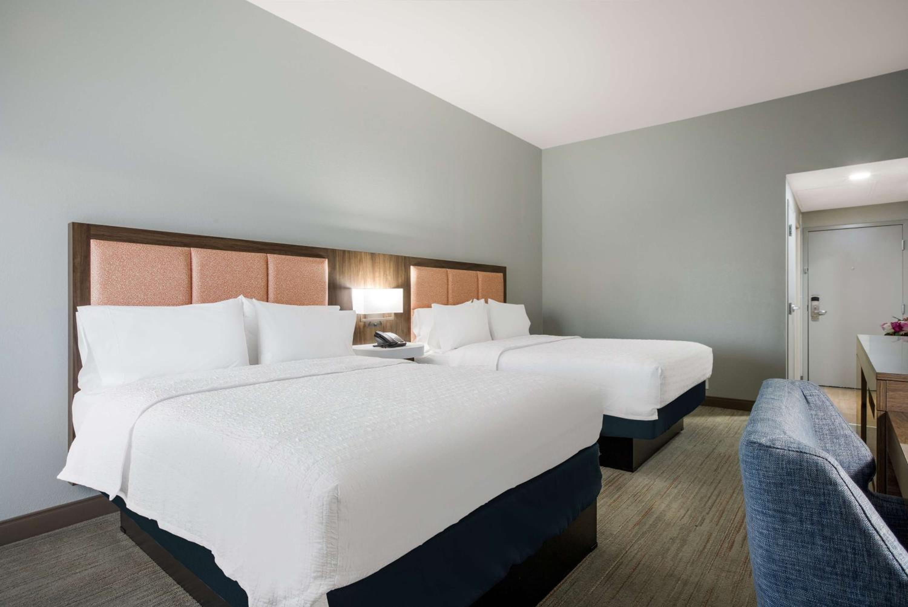 Room with Two Queen Beds - Non-Smoking - Photo 4
