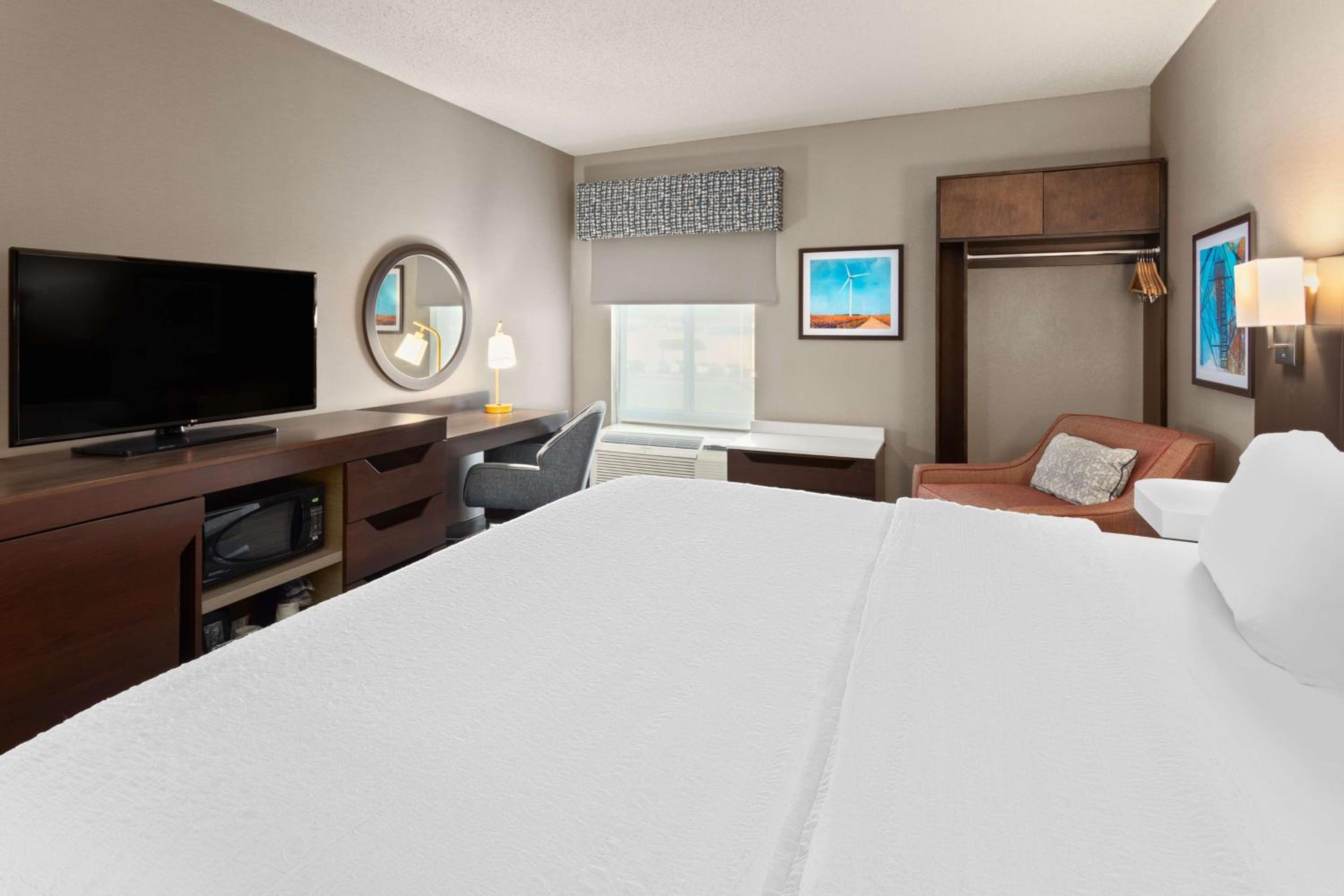 King Room with Accessible Tub - Mobility and Hearing Access/Non-Smoking - Photo 1