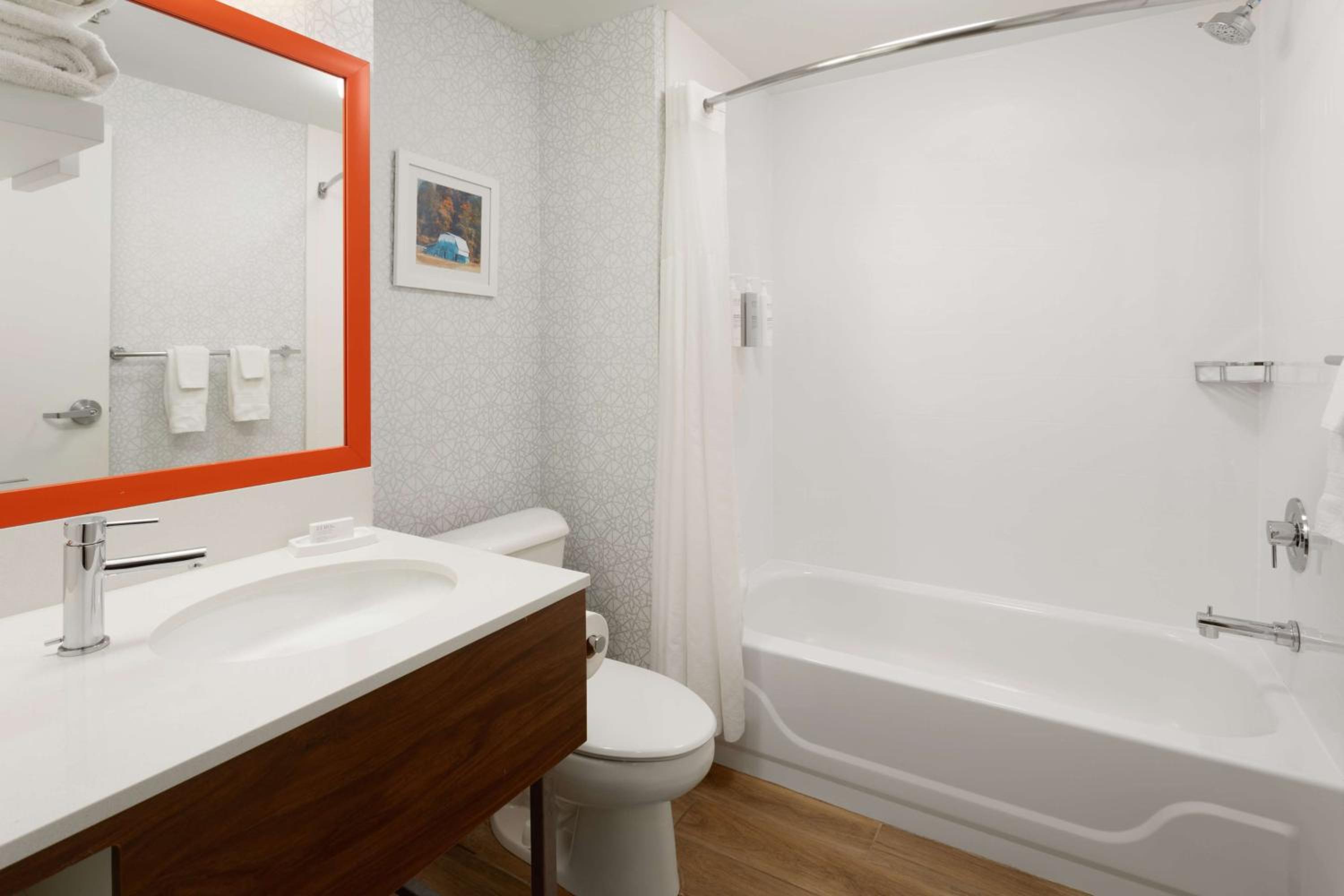 Queen Room with Two Queen Beds - Non-Smoking - Photo 3
